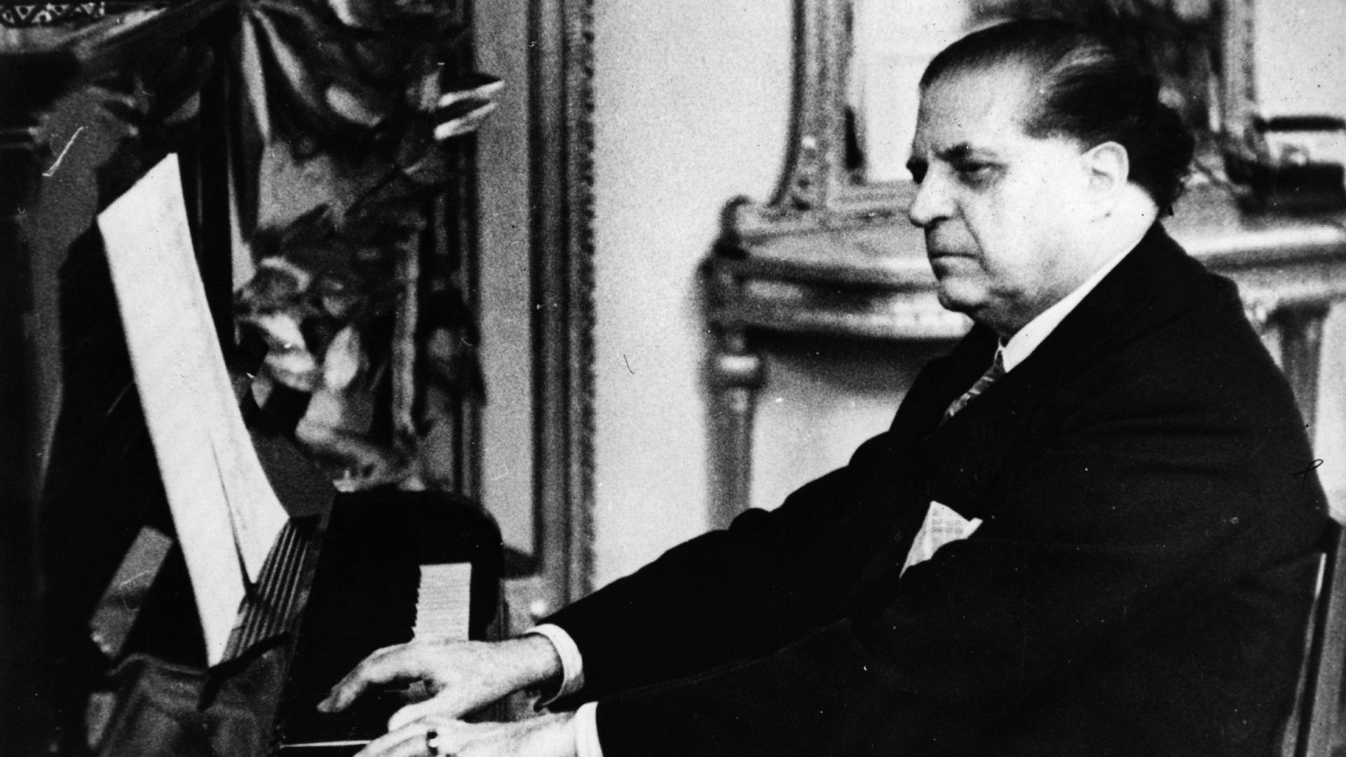 Pietro Mascagni jouant du piano dans sa maison à Rome.