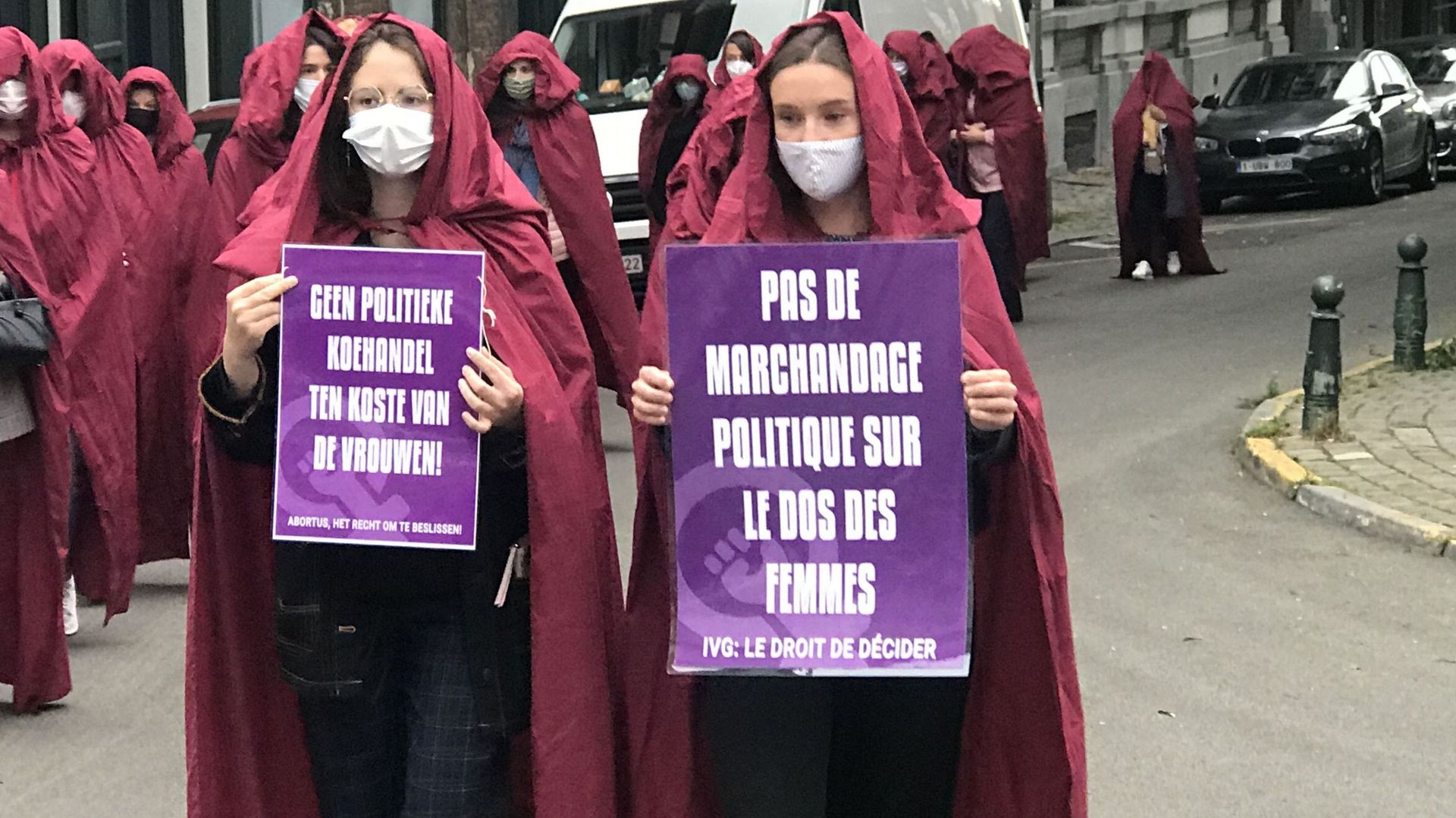 Dépénalisation de l'avortement : des "servantes écarlates" protestent contre l'affrontement politique