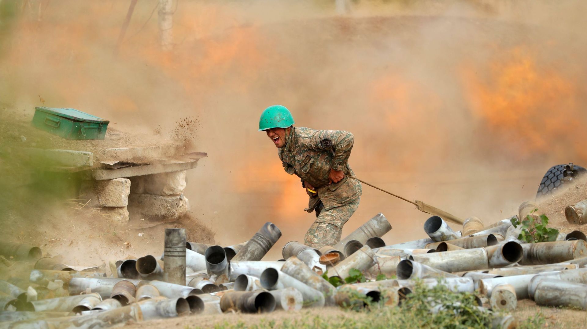 Un combattant du Nagorny Karabakh tire à l’aide d’une pièce d’artillerie en direction des forces azerbaïdjanaises.