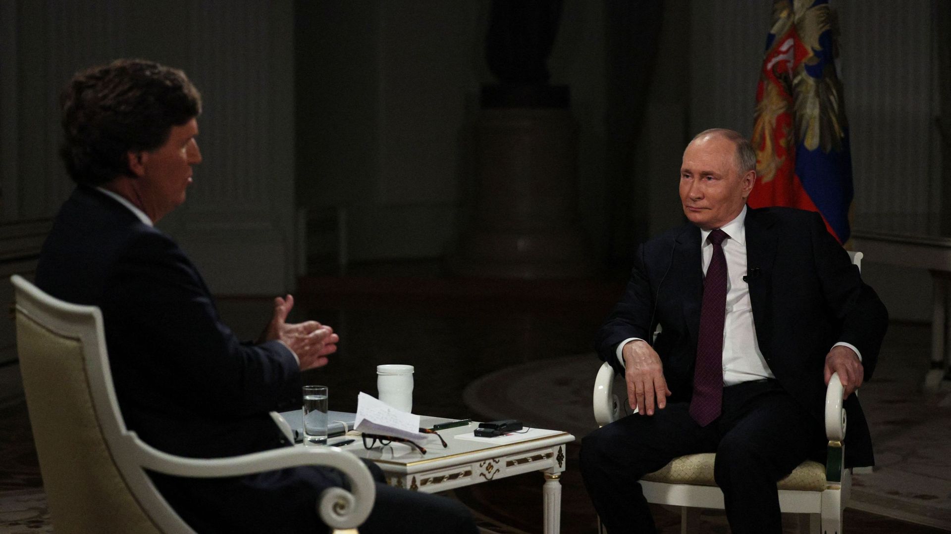 Sur cette photographie distribuée par l’agence d’État russe Spoutnik, le président russe Vladimir Poutine donne une interview à l’animateur de talk-show américain Tucker Carlson au Kremlin de Moscou le 6 février 2024.