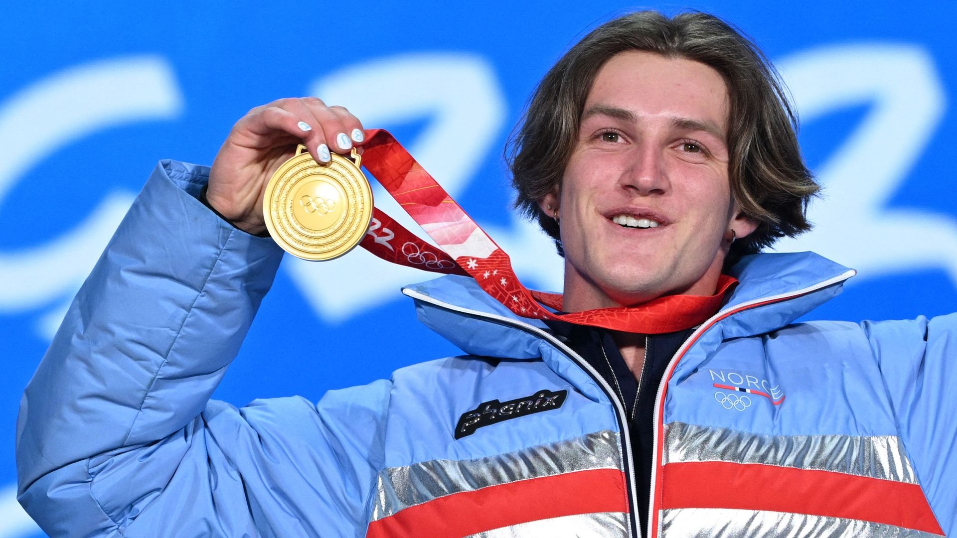 Birk Ruud et sa médaille d’or sur le podium