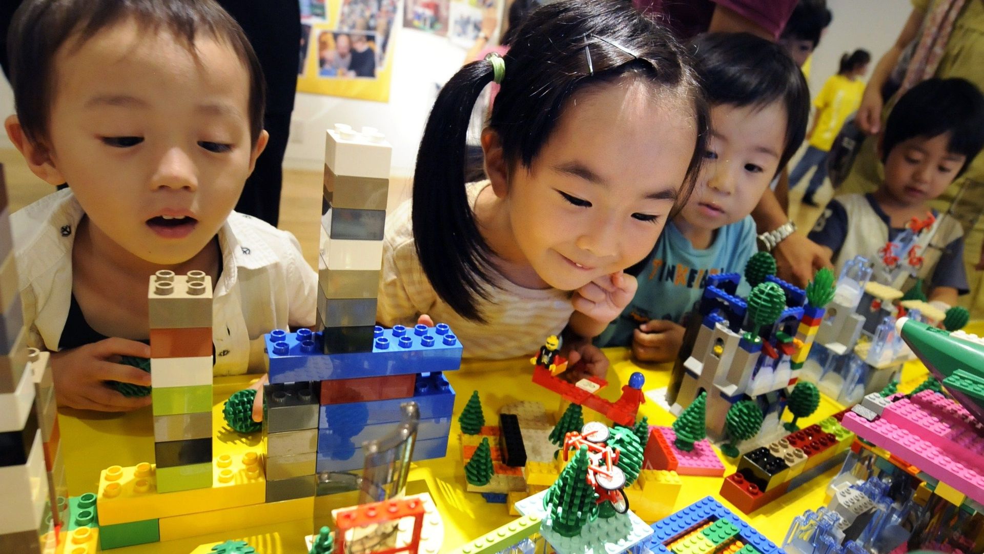 Les petites briques de Lego ont repris des couleurs en se diversifiant ...