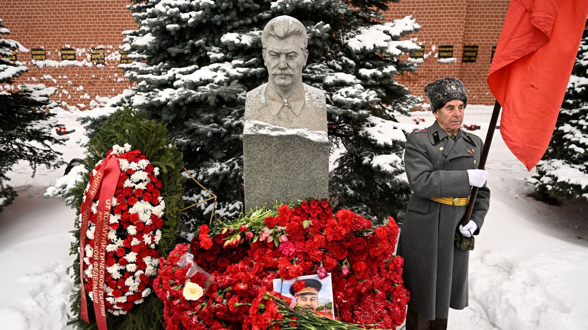 Une photo montre la tombe de l’ancien dirigeant soviétique Joseph Staline lors d’une cérémonie commémorative pour marquer le 70e anniversaire de sa mort sur la Place Rouge à Moscou, le 5 mars 2023.
