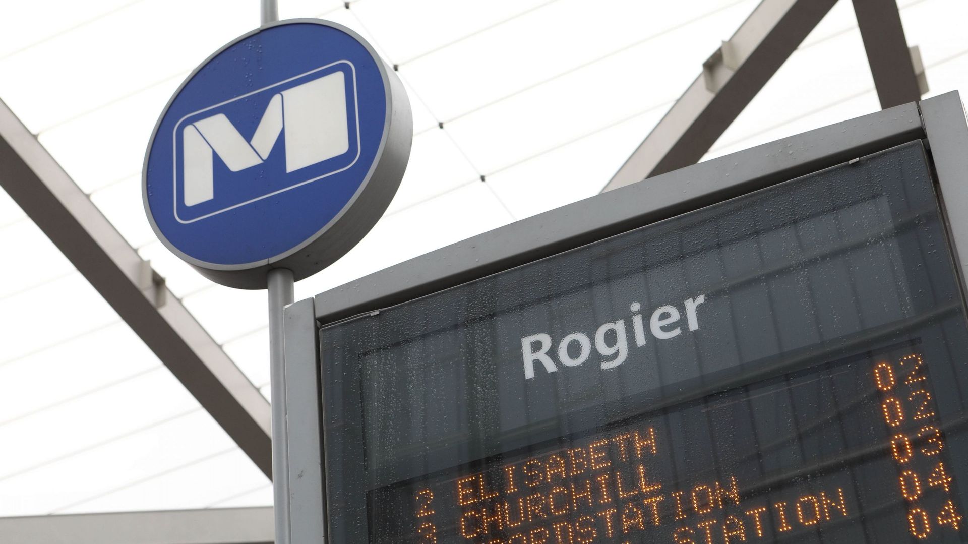 Bruxelles : une personne a été poussée délibérément sur les voies du métro à Rogier