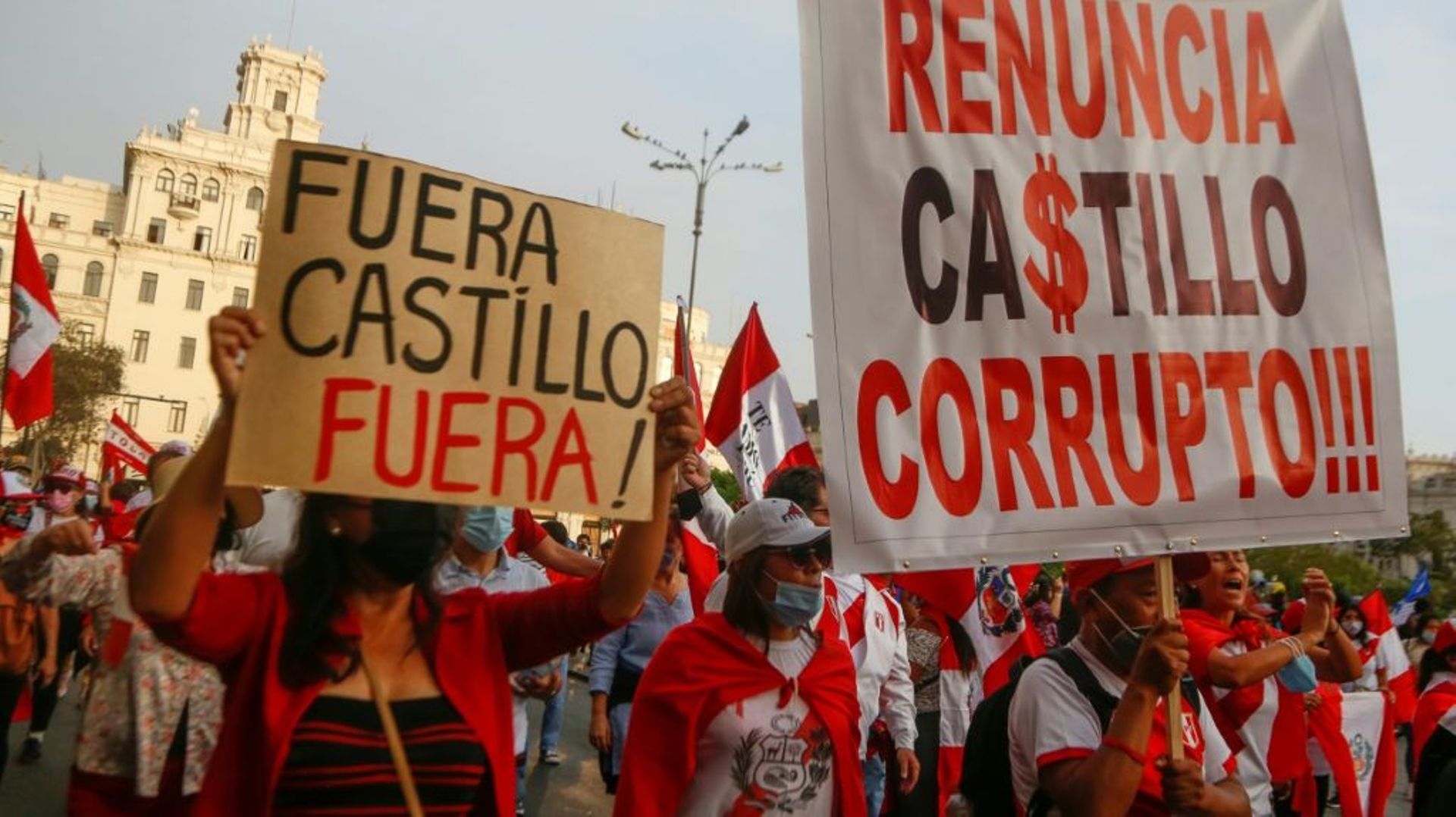 Des centaines de manifestants appellent à la démission du président péruvien Pedro Castillo à Lima, le 9 avril 2022
