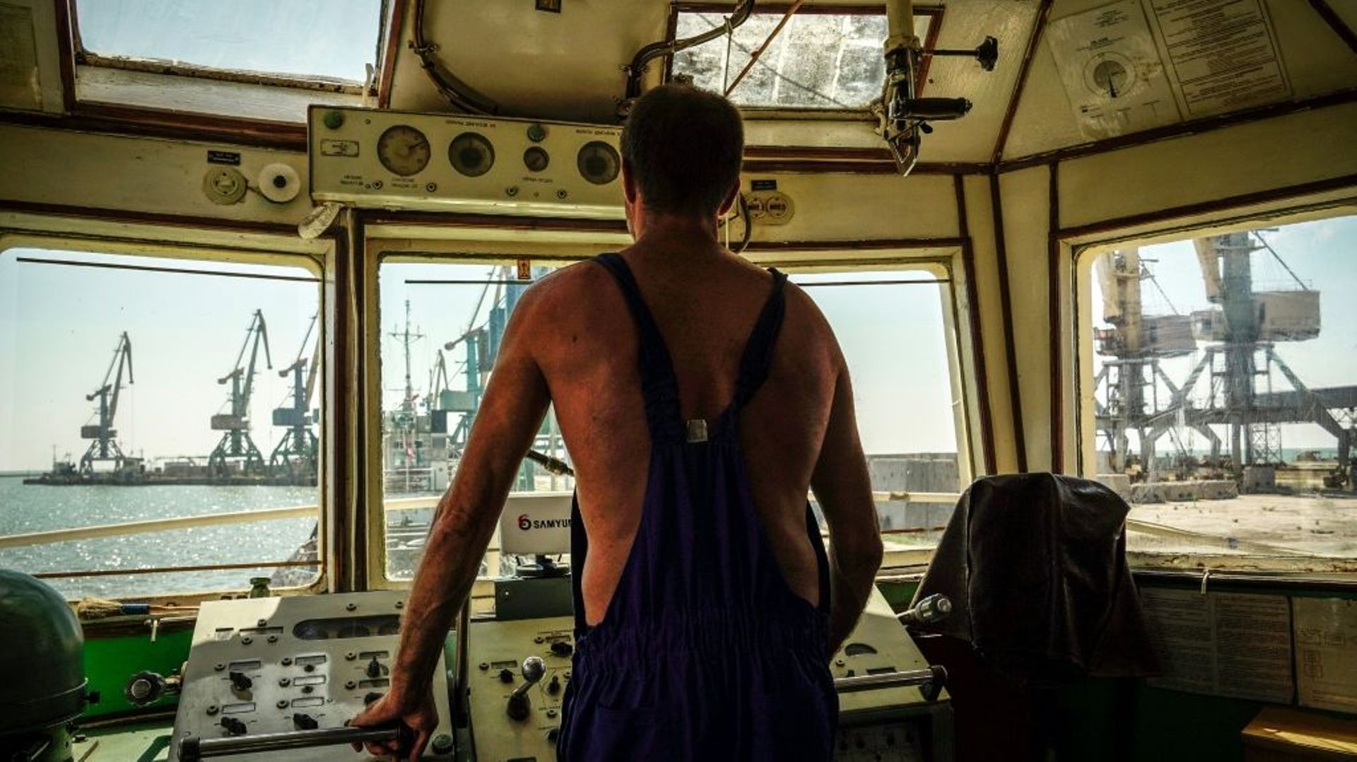Un timonier au travail dans le port maritime de la ville de Berdiansk, le 4 août 2022, en pleine guerre entre la Russie et l’Ukraine.