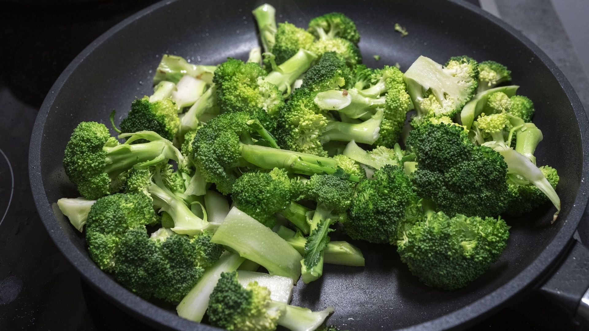 Manger des brocolis peut limiter les allergies cutanées, selon une étude.