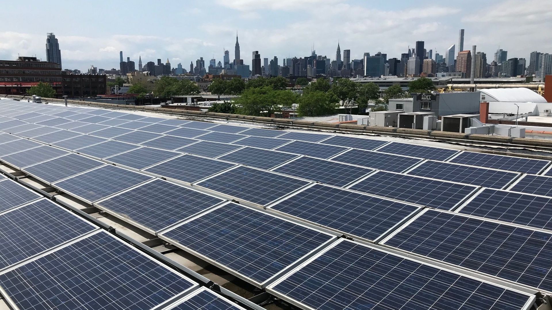 Le toit de l'immeuble de Greenpoint où se trouve une ferme de Gothams Greens est équipé de panneaux photovoltaïques.