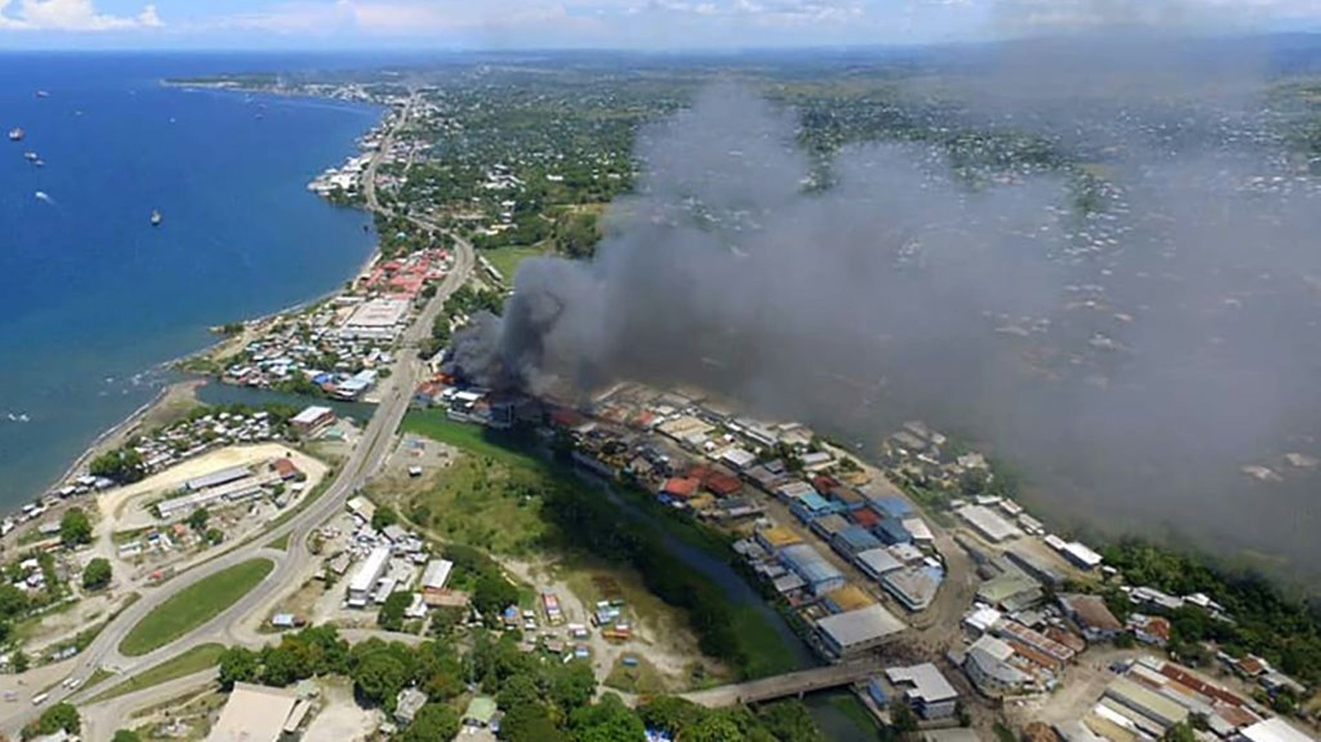 Image aérienne de bâtiments incendiés lors d’émeutes à Honiara, le 25 novembre 2021 aux Iles Salomon