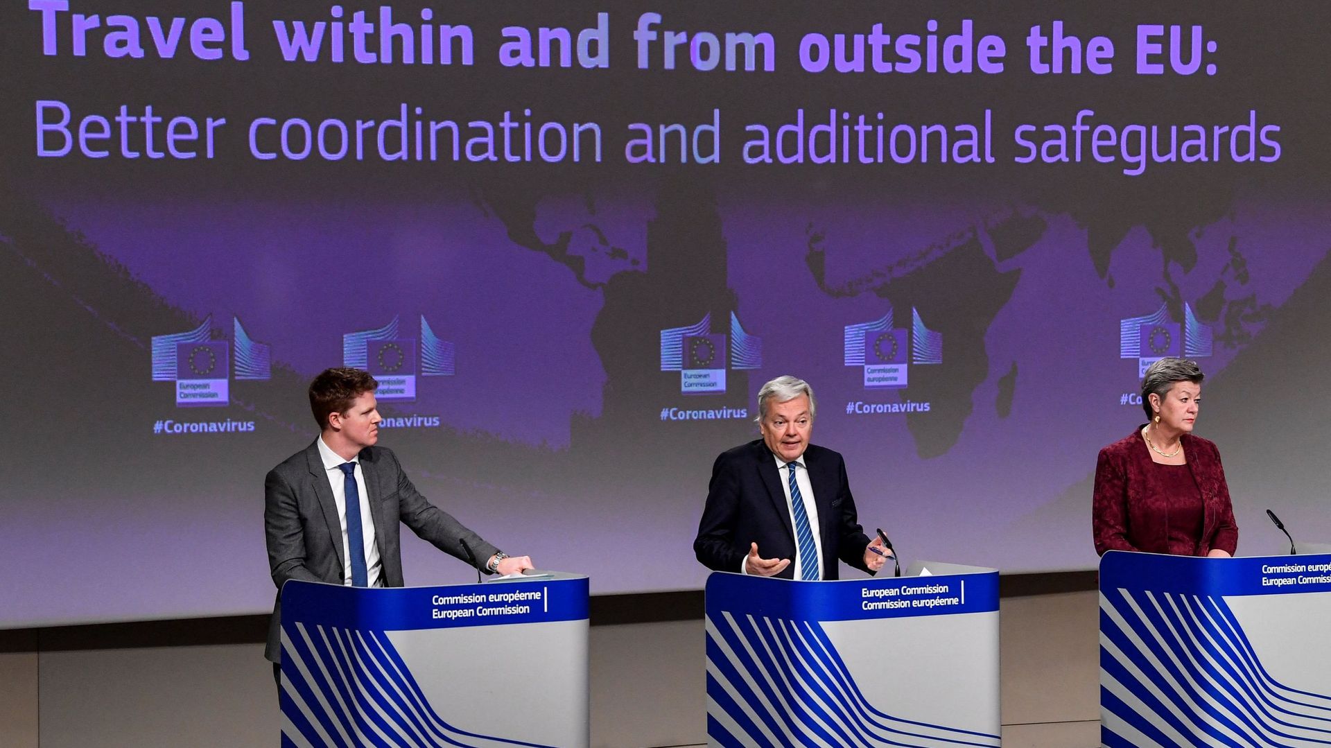 Le commissaire européen à la justice Didier Reynders et la commissaire européenne aux affaires intérieures de la Suède Ylva Johansson s'expriment lors d'une conférence de presse sur les voyages à l'intérieur et à l'extérieur de l'UE: meilleure coordinatio
