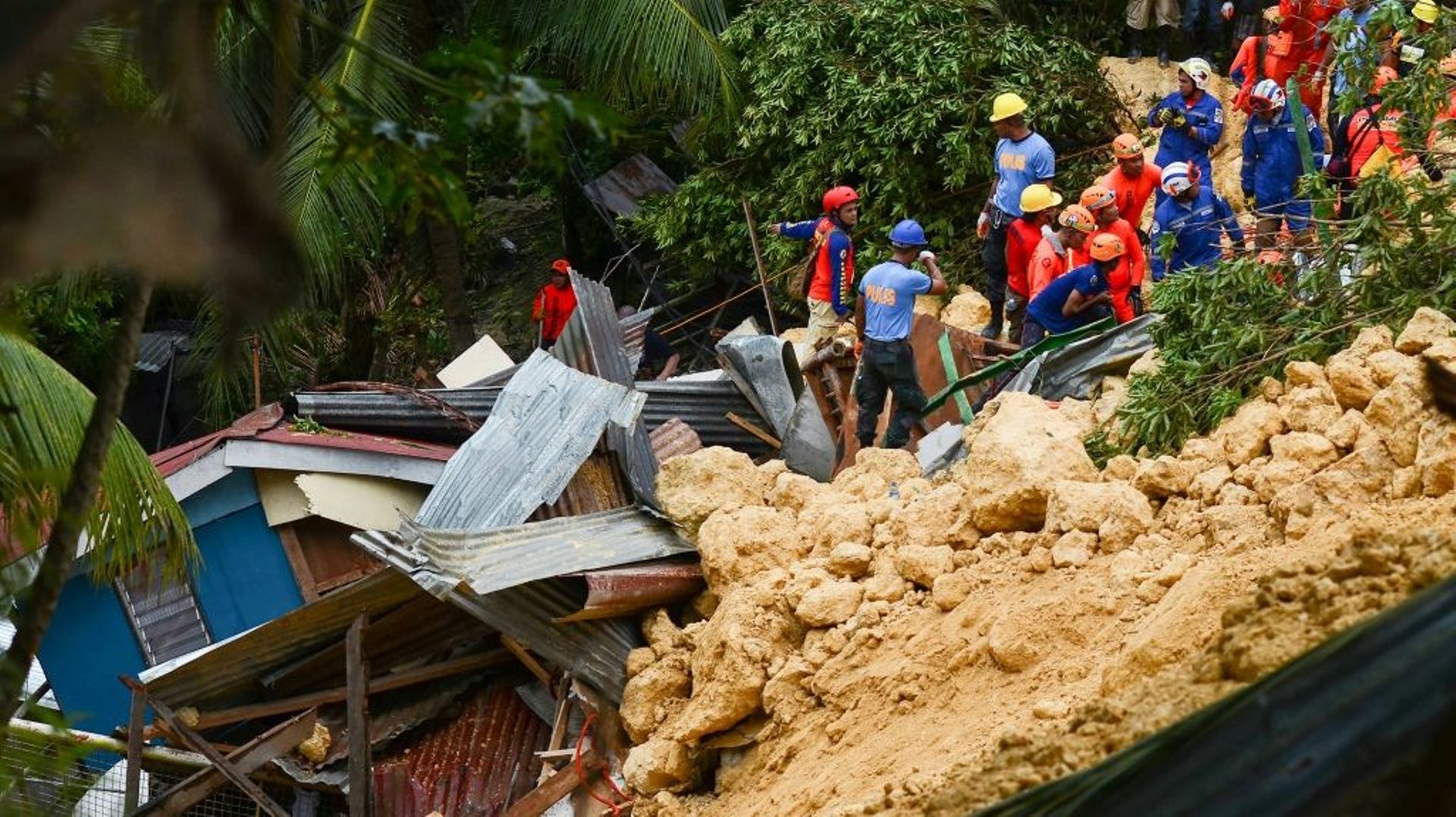 Des sauveteurs recherchent des survivants après un glissement de terrain, le 20 septembre 2018 à Naga, sur l'île philippine de Cebu