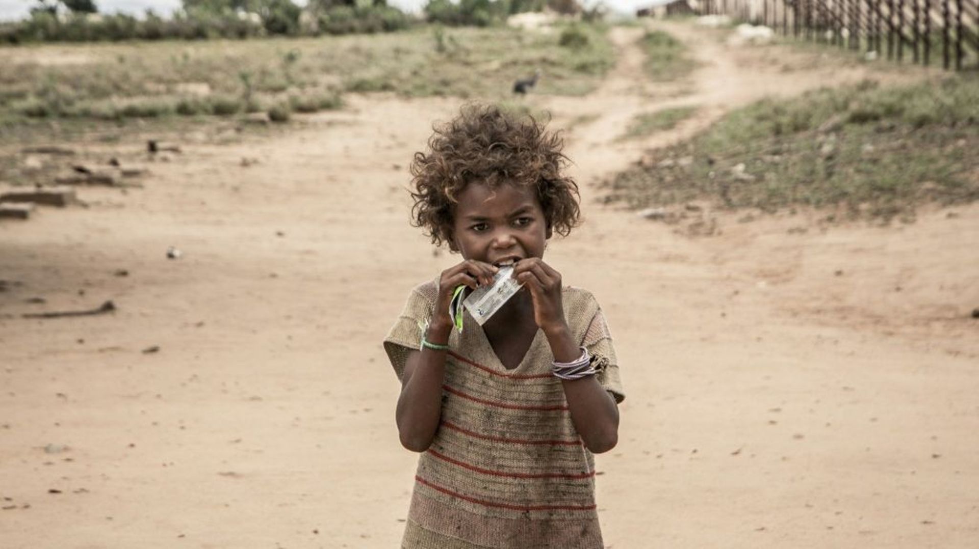 Une fillette mange un complément alimentaire distribué par l'ONG Action Contre la Faim et le PAM à Ifotaka, au sud de Madagascar, le 14 décembre 2018