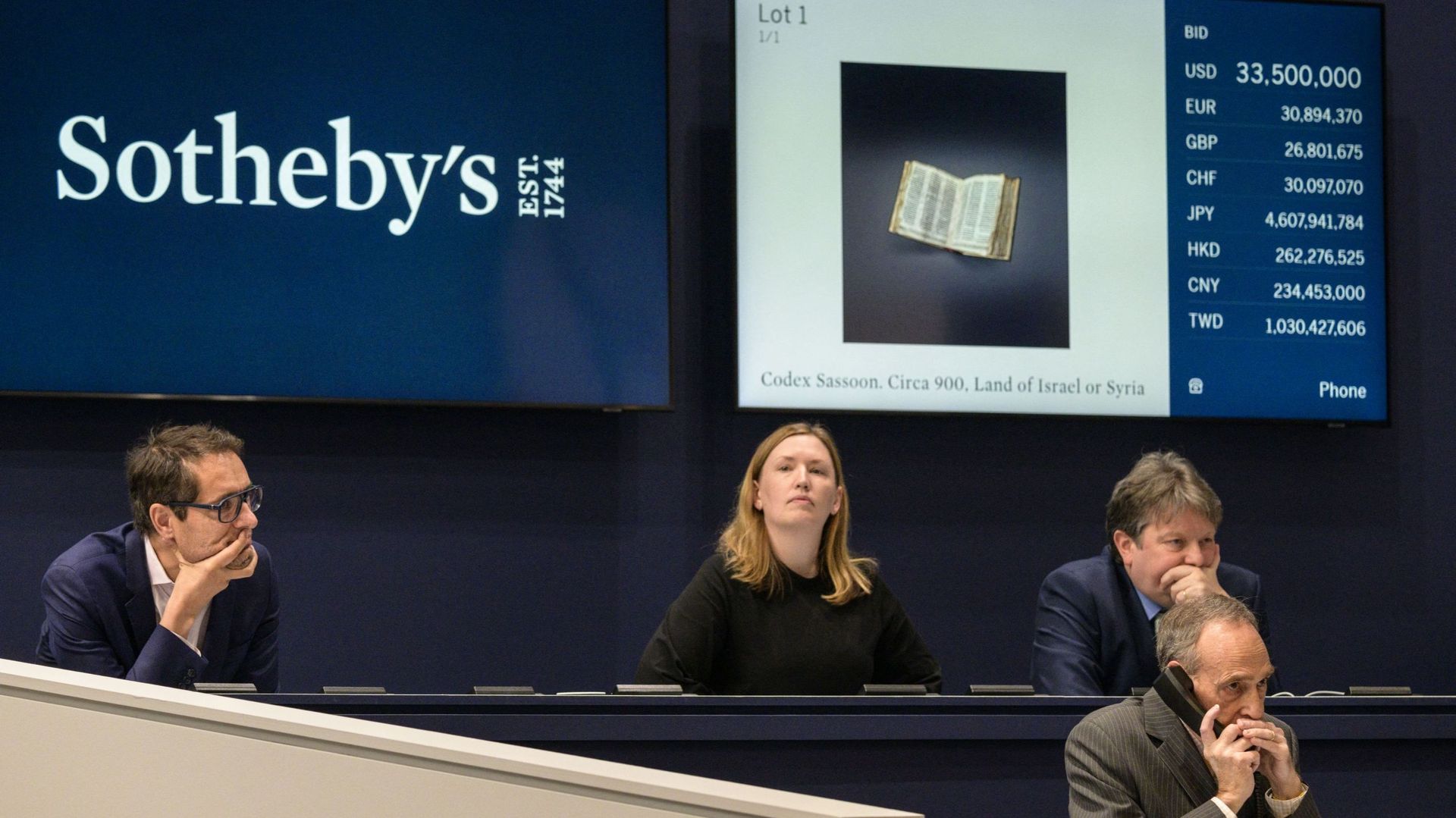 Des spécialistes prennent les enchères par téléphone lors de la vente du Codex Sassoon chez Sotheby’s à New York le 17 mai 2023.