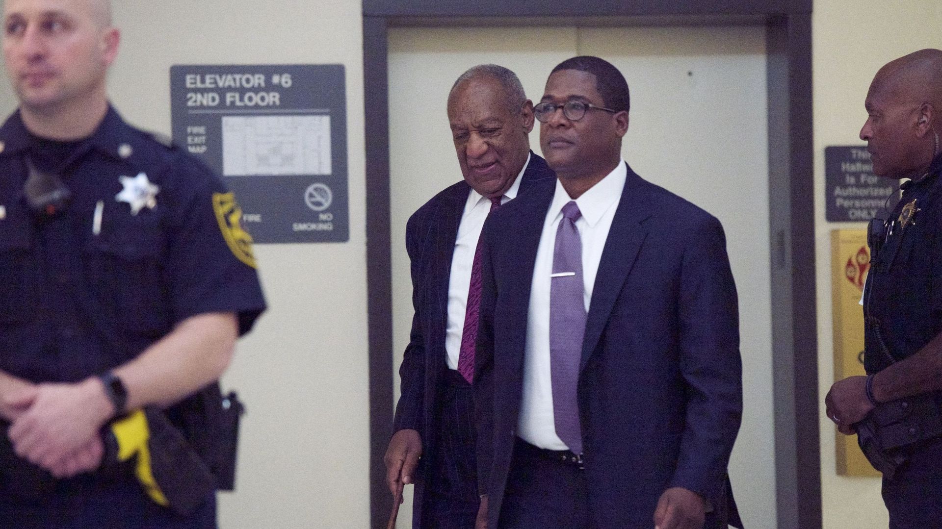 Bill Cosby traverse le palais de justice du comté de Montgomery au deuxième jour du prononcé de la peine dans son procès pour agression sexuelle, le 25 septembre 2018 à Norristown, en Pennsylvanie.