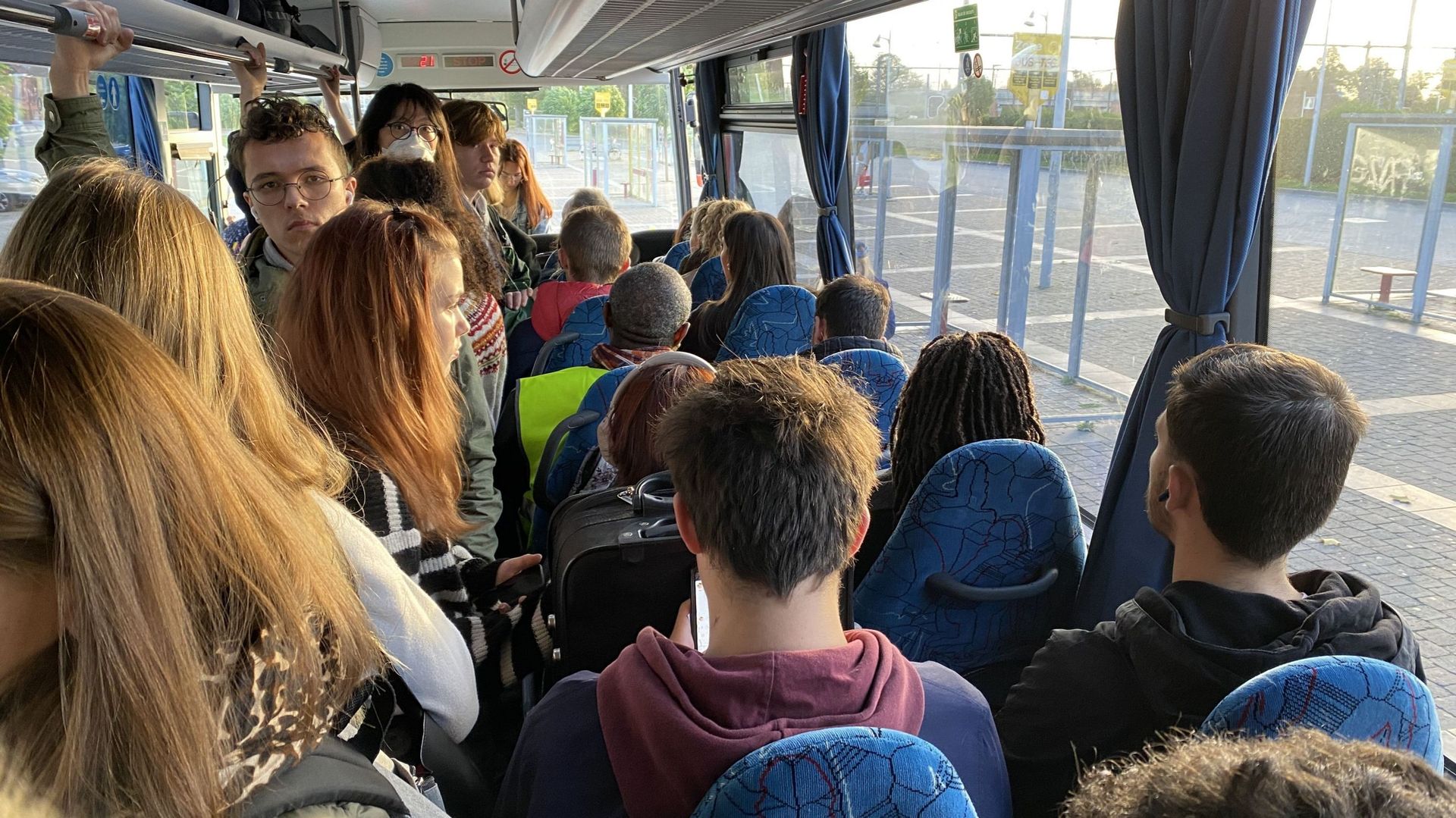 Une navette de remplacement bondée, lundi matin. La SNCB compte étoffer son offre de bus, pour autant qu'elle trouve des autocaristes disponibles. 