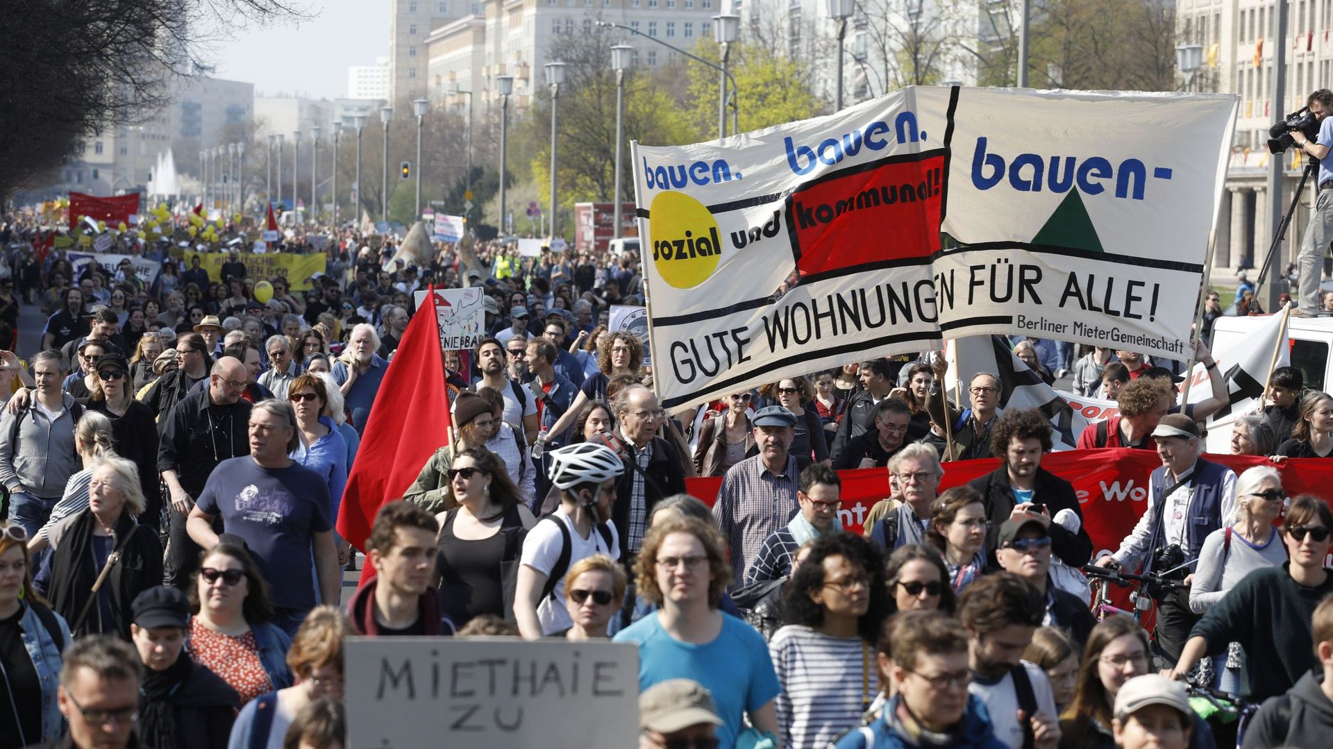 Des Milliers De Personnes Manifestent En Allemagne Contre La 'folie Des ...