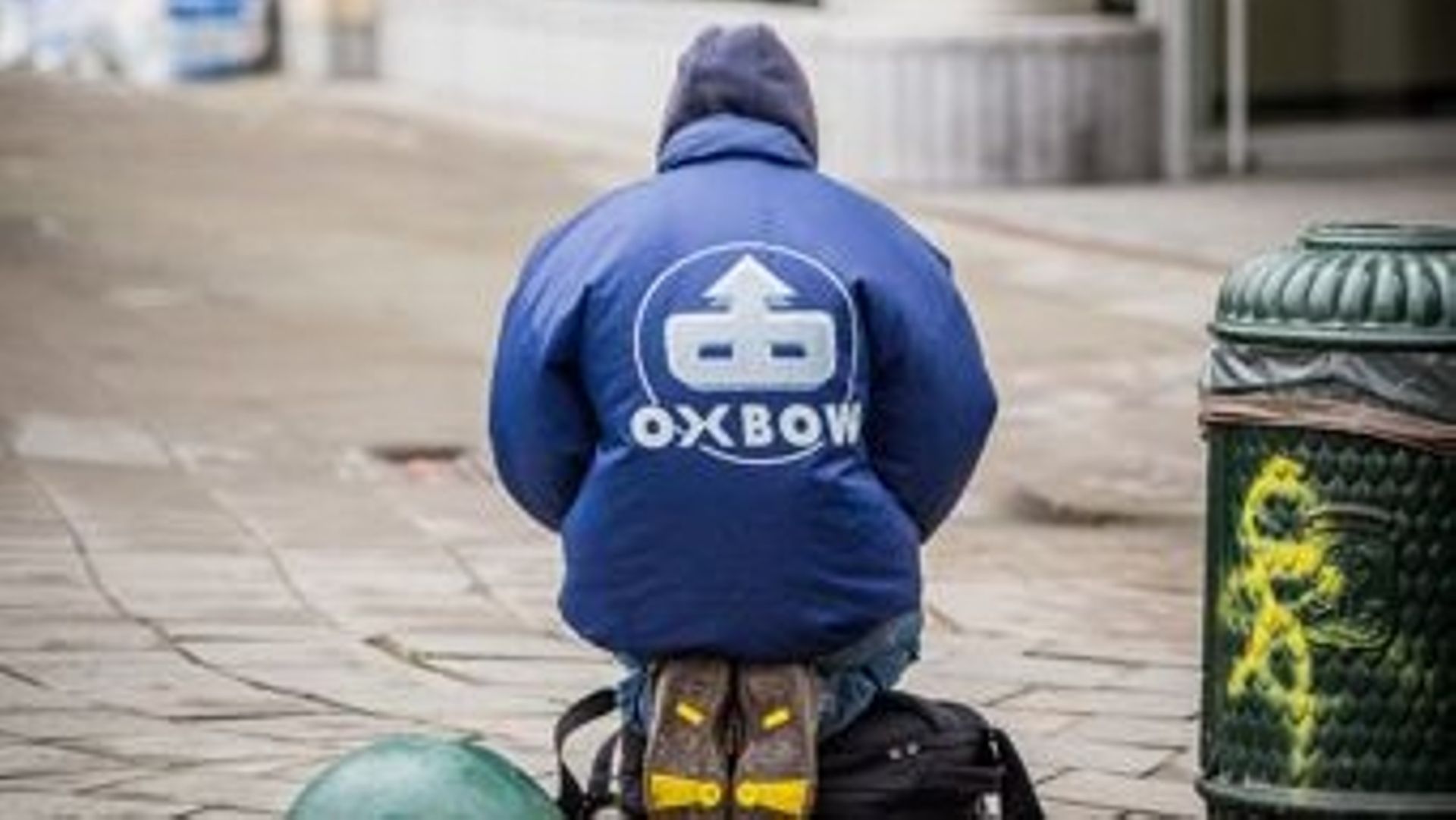 Une photo d’illustration montre un homme qui mendie devant une agence locale de la banque KBC à Bruxelles le vendredi 26 avril 2013.
