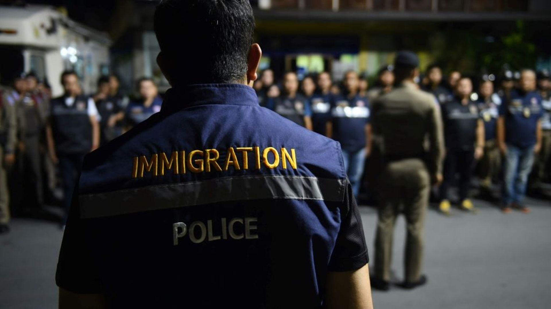 Des policiers se préparent à l'opération "radiographie des étrangers illégaux", le 18 octobre 2018 à Bangkok, en Thaïlande