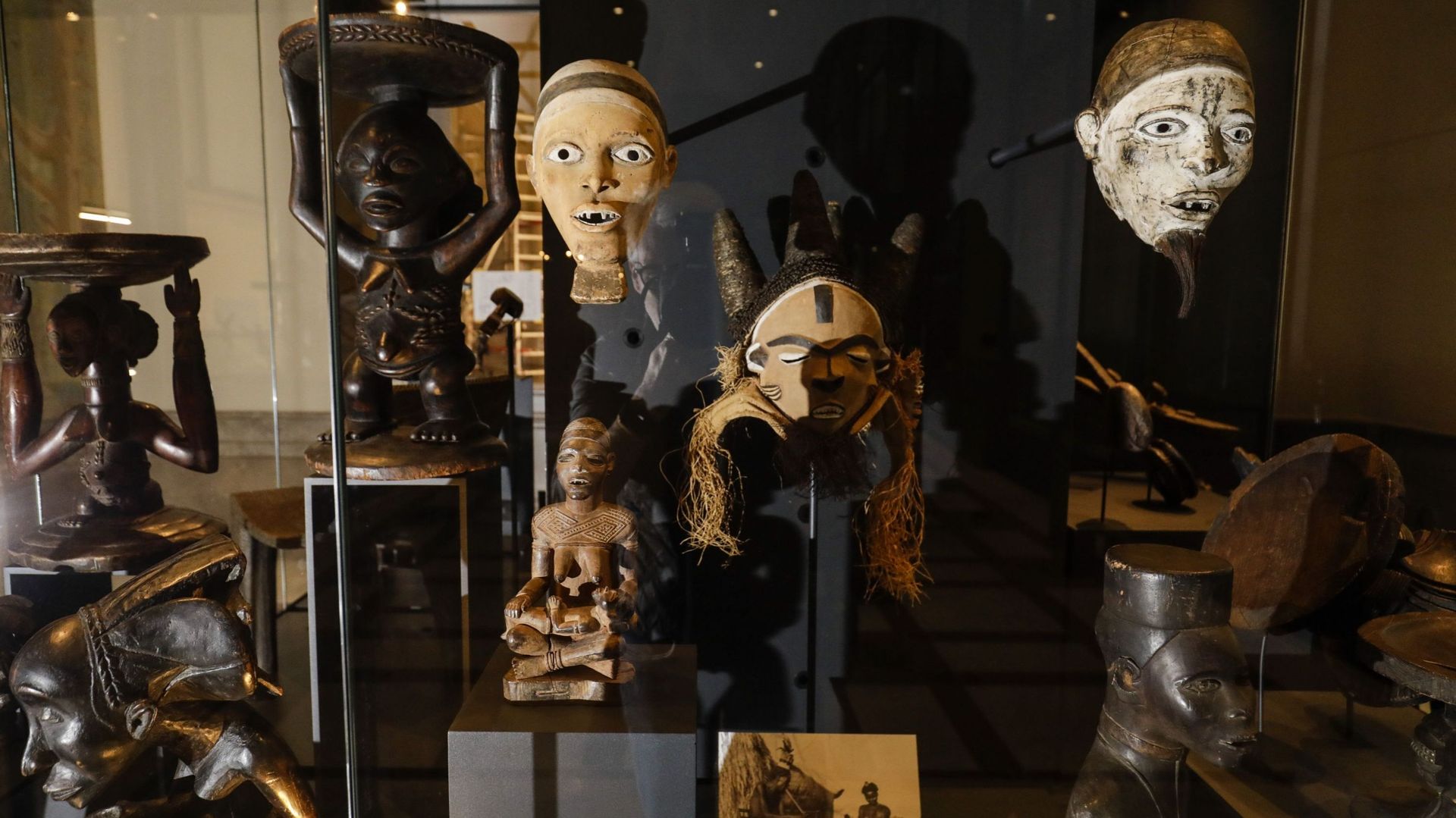 Des objets culturels africains, exposés à l'Africa Museum de Tervuren