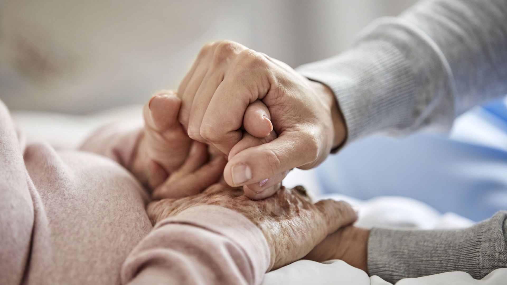 Maltraitance des personnes âgées : quand les soins déraillent