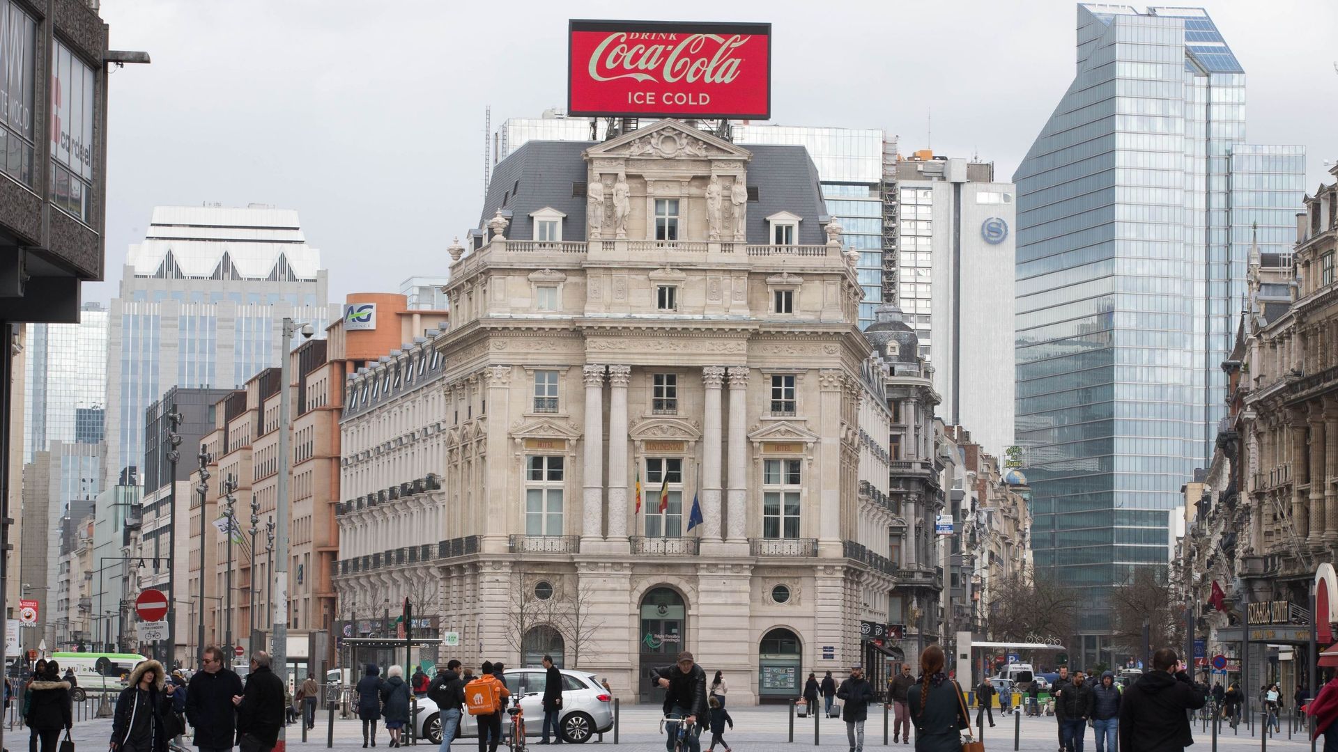 Le panneau Coca-Cola qui surplombe la place De Brouckère depuis plus de 60 ans doit disparaître.