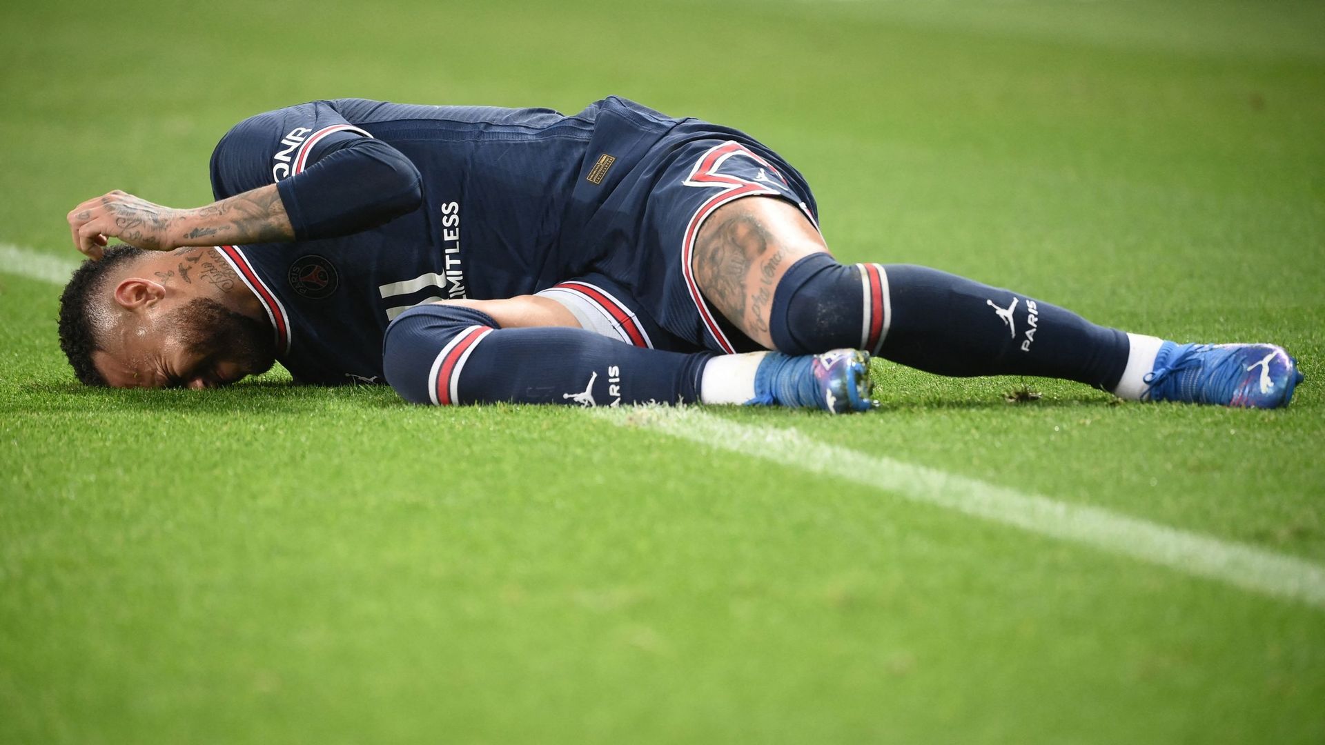 Neymar au sol après un contact. Victime d’une blessure assez sérieuse à la cheville dimanche contre Saint-Étienne, Neymar avait quitté la pelouse sur civière et en larmes. Mais quelques heures plus tard, la star du PSG a été aperçue jouant visiblement au 