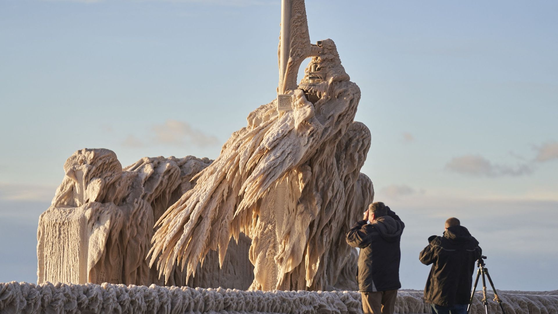 Des personnes explorent la jetée couverte de glace à Port Stanley, Ontario, Canada, le 27 décembre 2022.
