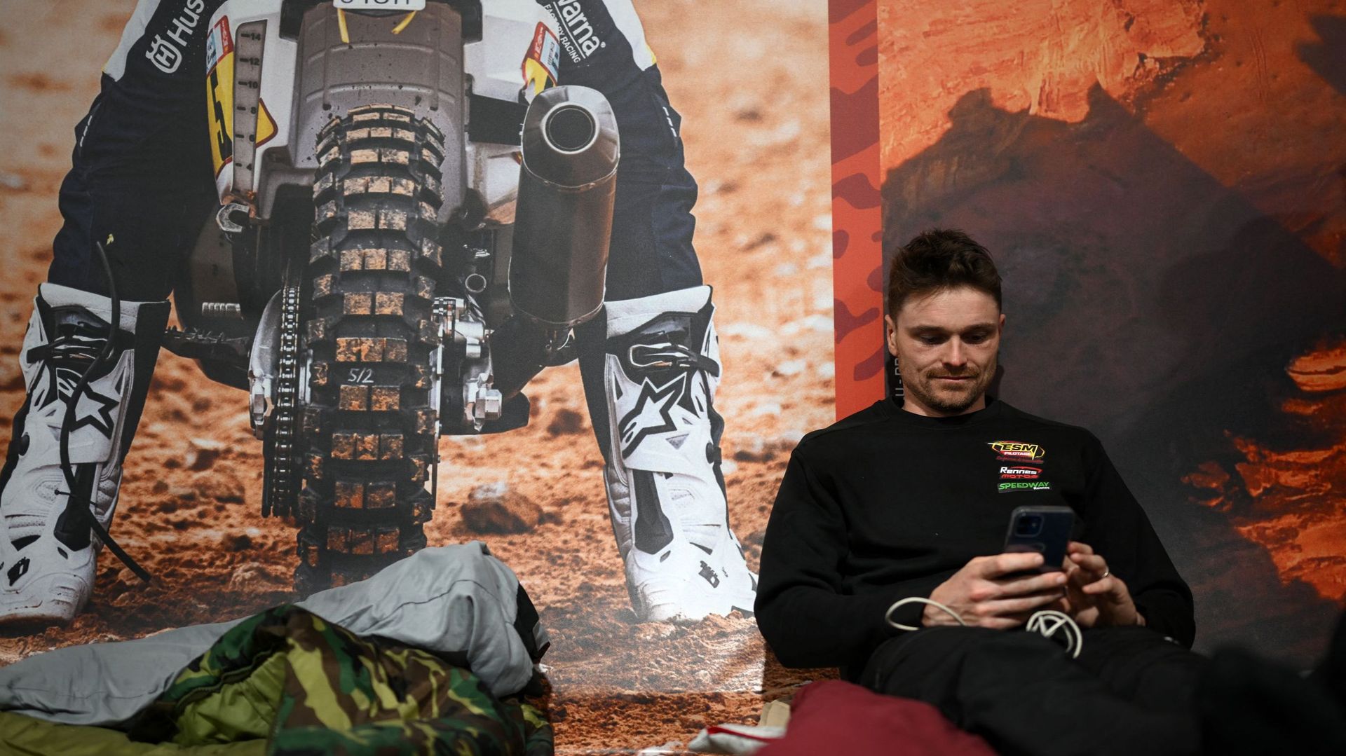 Dakar : le pilote moto français Julien Jaqu souffle au bivouac. Le Dakar 2023 observe une journée de repos ce lundi 9 janvier.
