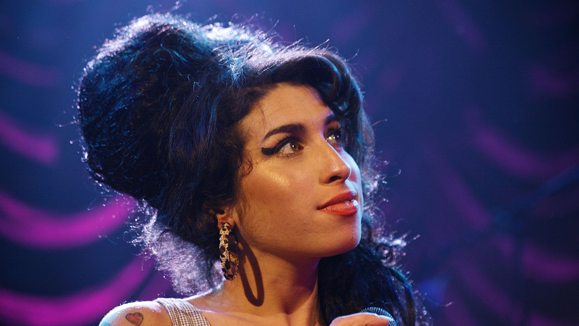 Amy Winehouse se produisant sur scène, Royaume – Uni, le 28 mai 2007.