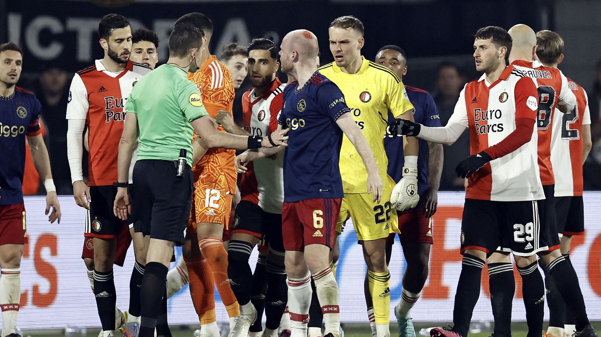 Pays-Bas : un match de football interrompu après le malaise du gardien de  l'une des deux équipes