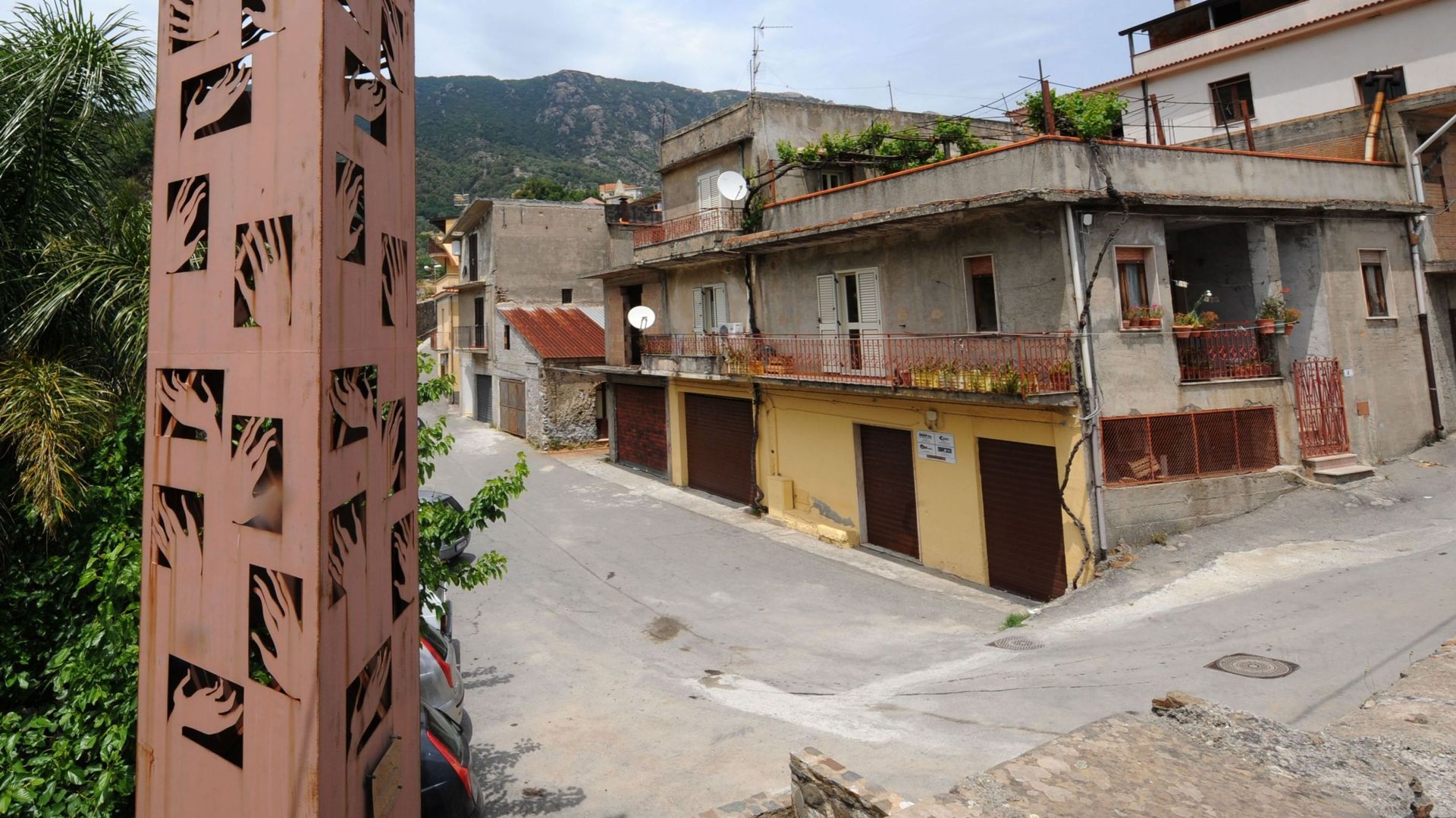 A Plati, près de Reggio en Calabre, des élections n’ont pas peu se dérouler en 2015, faute de candidats osant braver la Ndrangheta, la mafia calabraise. 