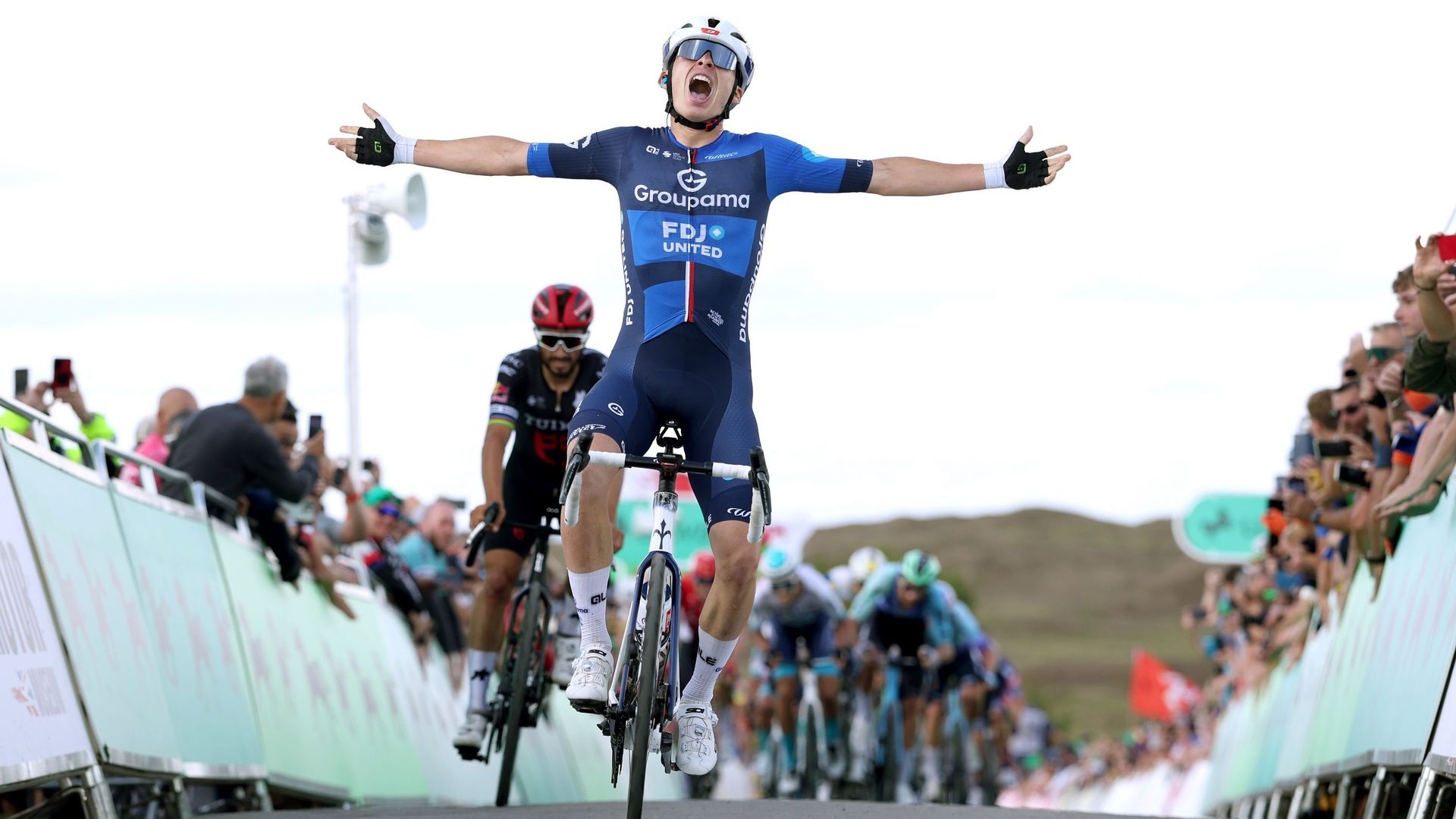 Tour de Grande Bretagne : Romain Grégoire prive Julian Alaphilippe de la victoire, Remco Evenpoel très actif dans le final