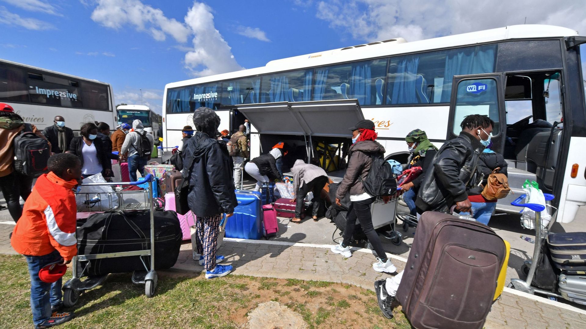 Des migrants arrivent à l’aéroport international de Tunis-Carthage le 7 mars 2023. Ils se préparent à quitter Tunis pour un vol de rapatriement.