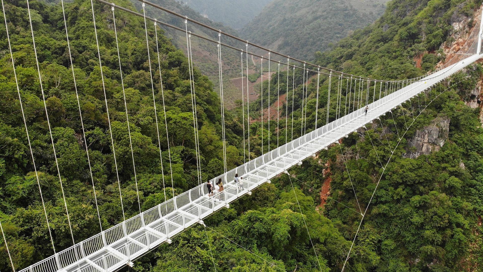 Un nouveau pont en verre vertigineux entre deux montagnes au Vietnam.