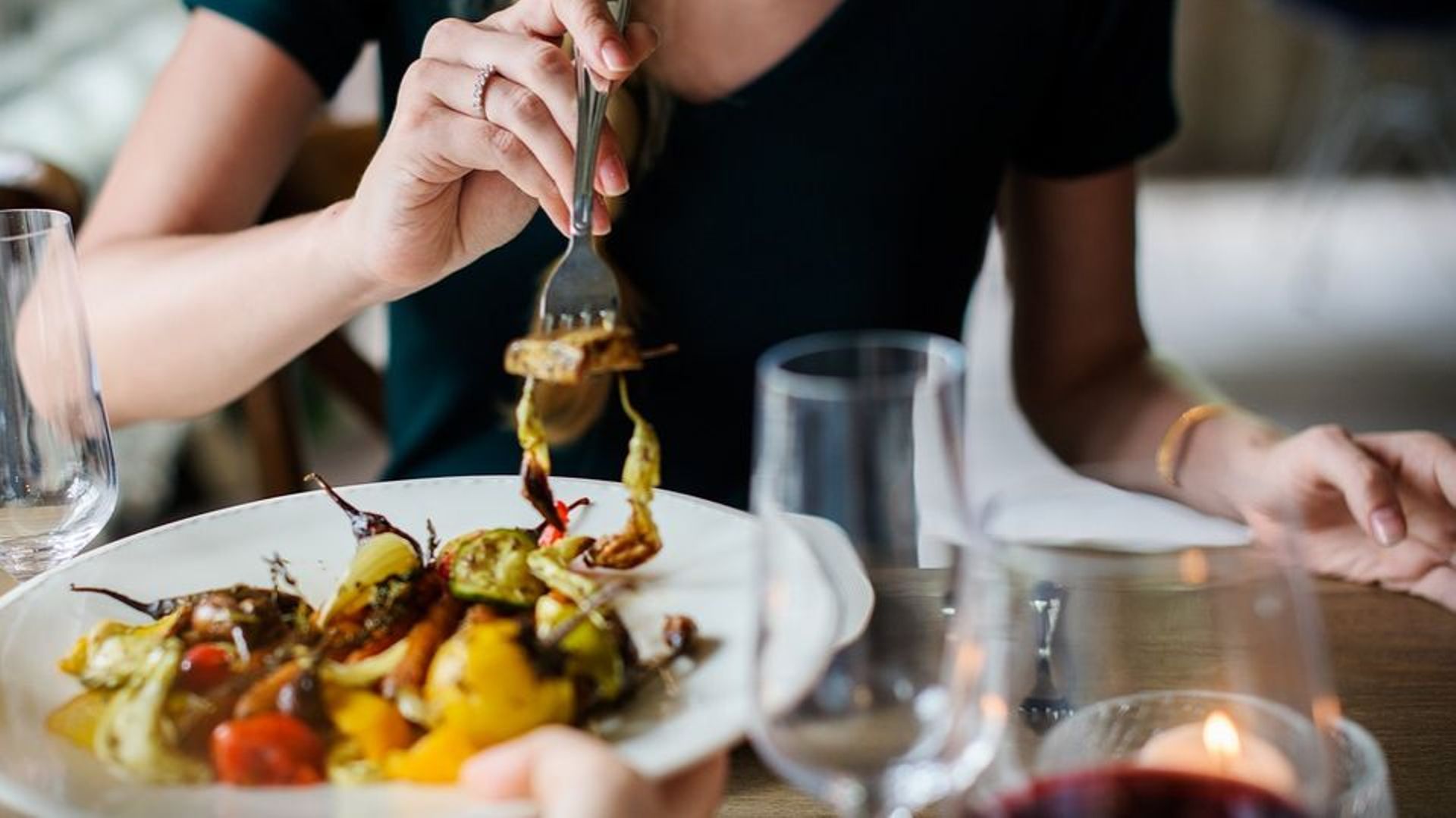 Vue Aérienne D'une Assiette Pleine De Pilules Et De Comprimés Pilule  Amaigrissante Et Concept De Supplément De Repas