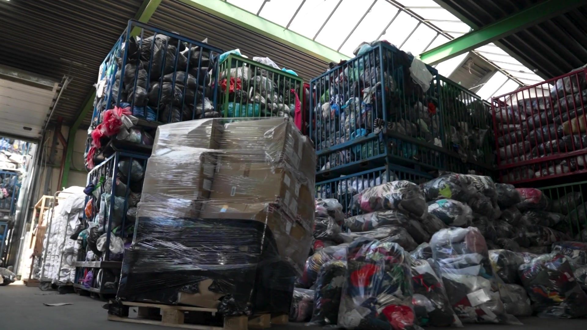 Crise du textile : quand la collecte de vêtements de seconde main ne rapporte (presque) plus rien