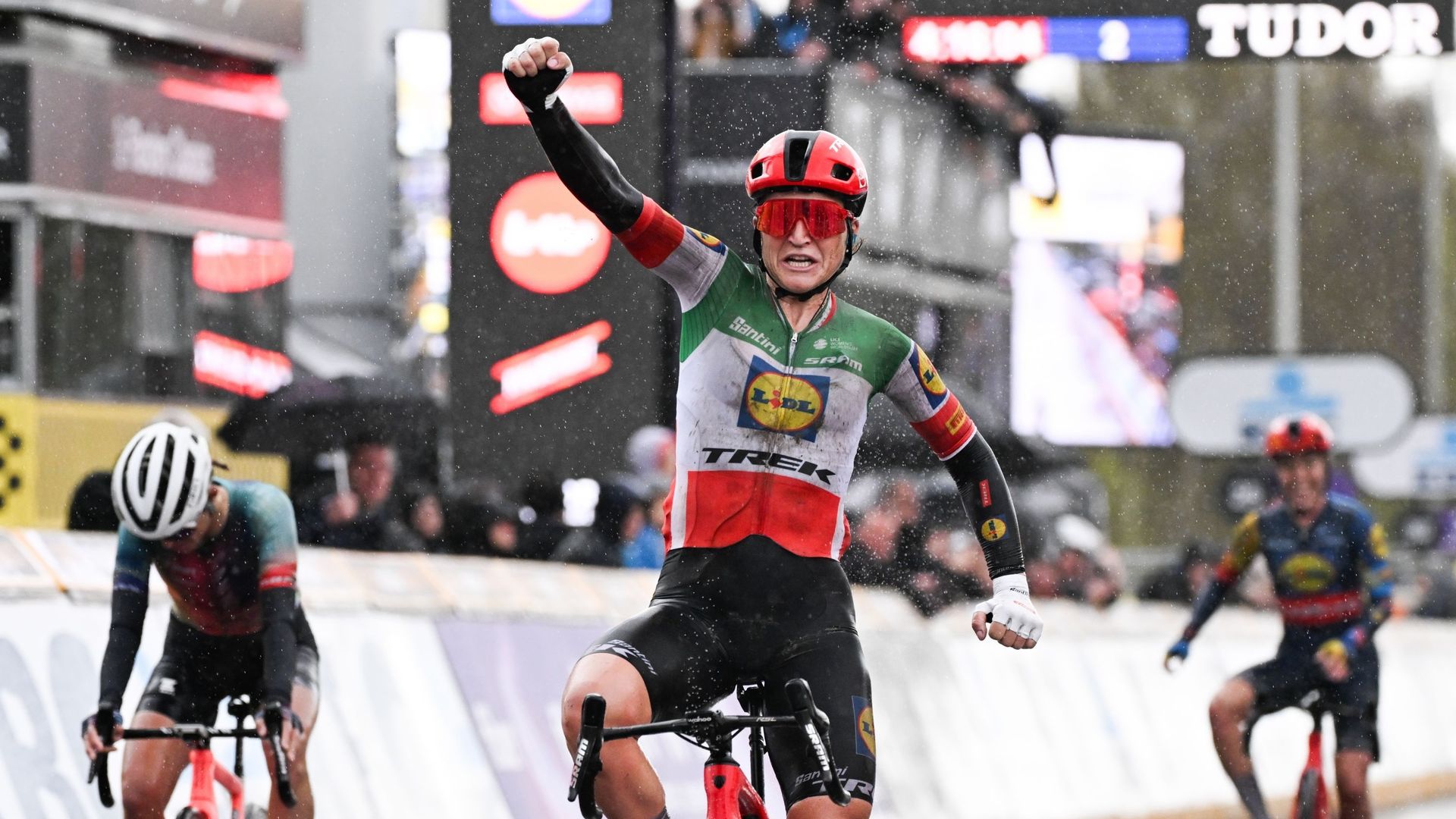 Tour of Flanders ladies: Longo Borghini wins in a three-way sprint, Kopecky 5th