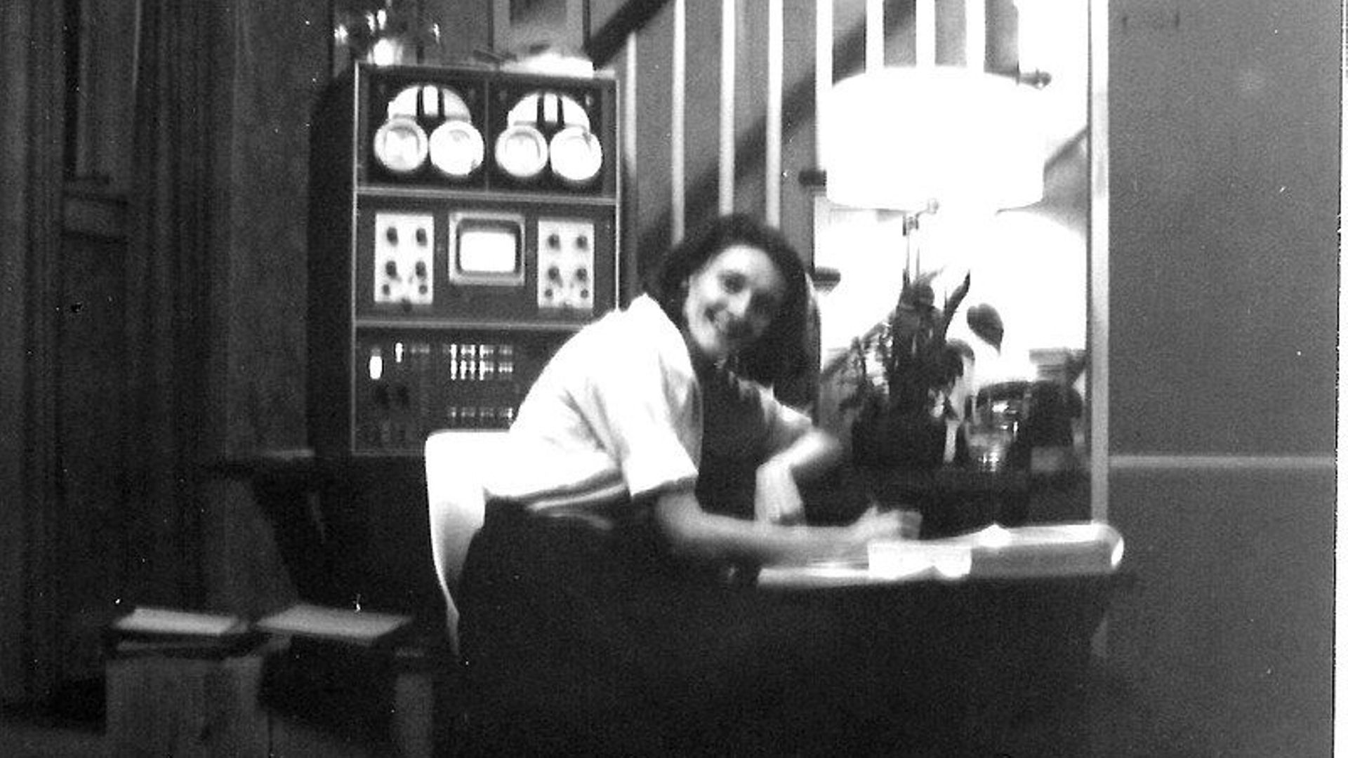 Mary Allen Wilkes chez elle, devant l’ordinateur LINC (alias le premier ordinateur personnel au monde) en 1965.
