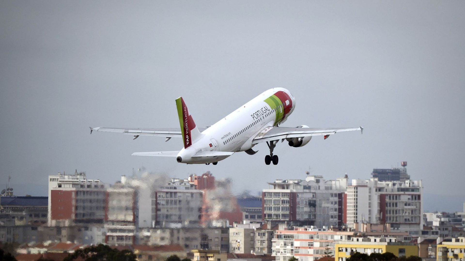 Un avion qui décolle de Lisbonne