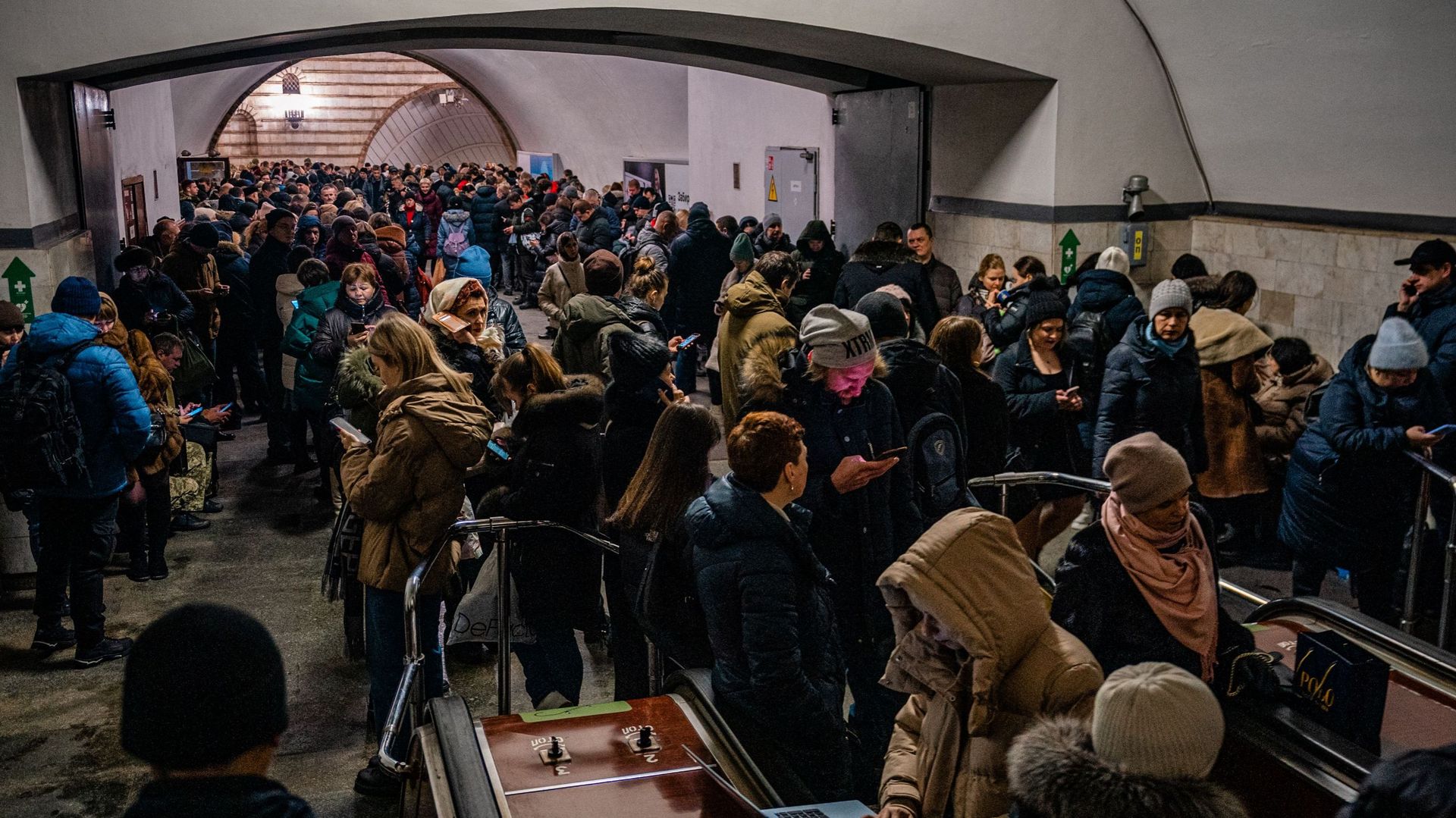 Des civils s'abritent à l'intérieur d'une station de métro lors d'une alerte au raid aérien dans le centre de Kiev, le 16 décembre 2022.