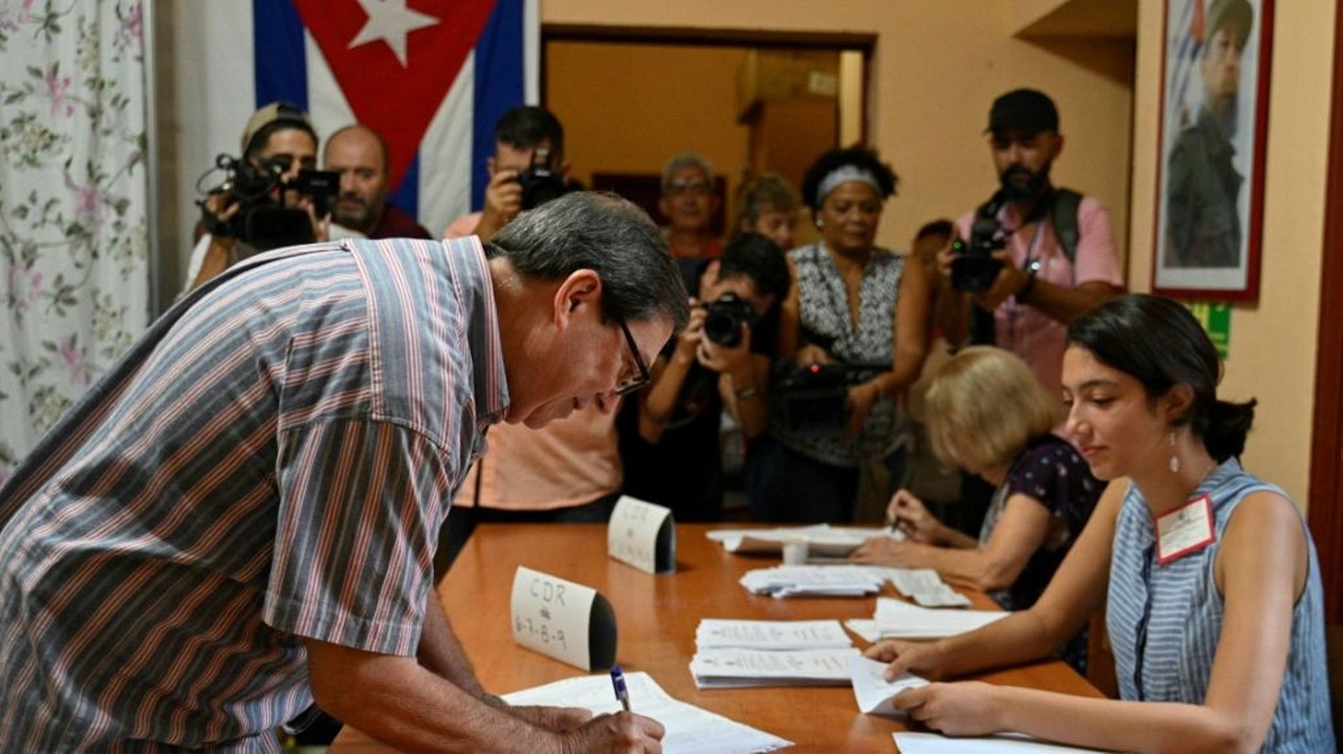 Le ministre cubain des Affaires étrangères Bruno Rodriguez signe une liste d’émargement lors d’un scrutin pour renouveler l’Assemblée nationale cubaine, le 26 mars 2023 à La Havane