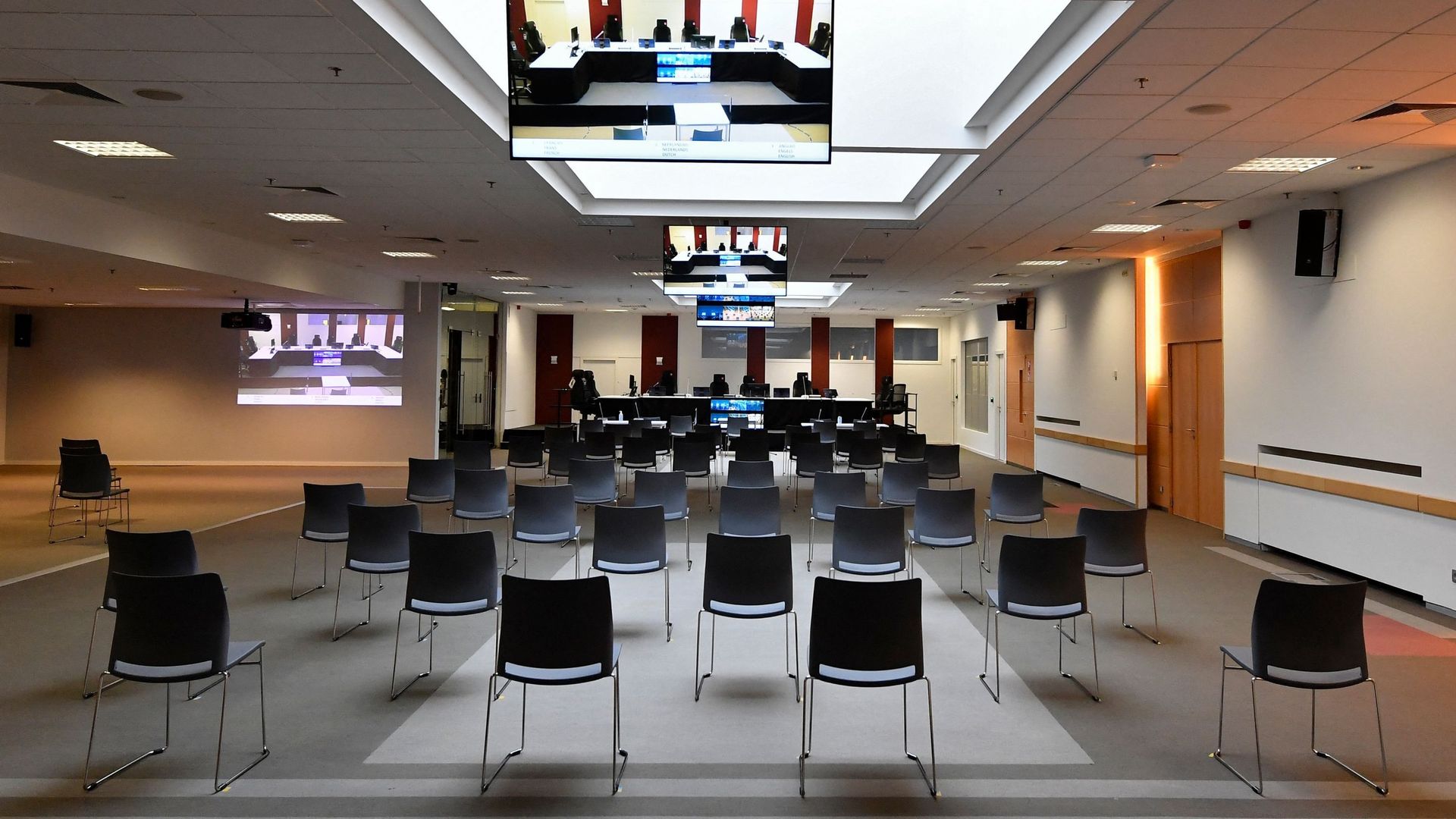 Vue générale de la salle du Conseil de l'ancien siège de l'OTAN convertie en un nouveau tribunal belge avant le procès des attentats terroristes du 22 mars 2016.