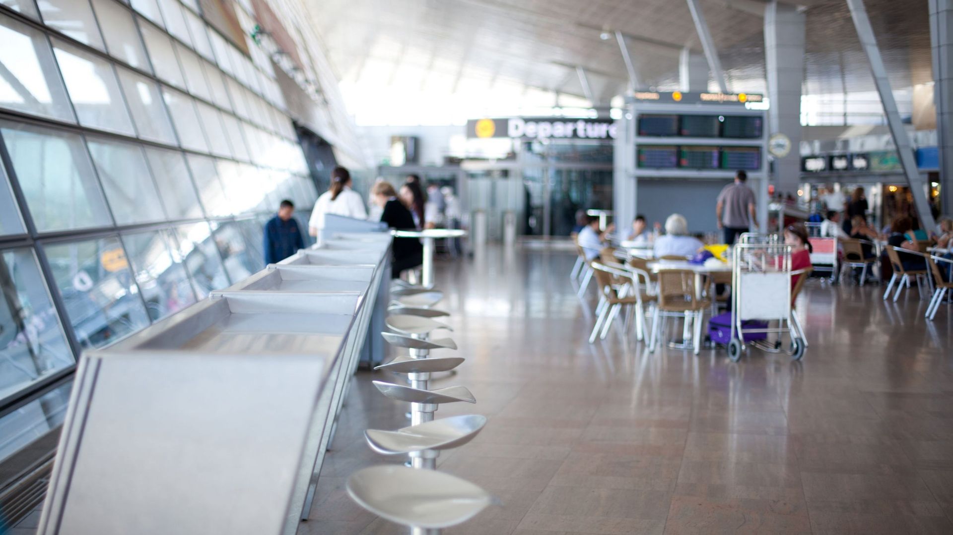 Coronavirus : la vente de boissons et de nourriture reste autorisée dans les zones de transit des aéroports
