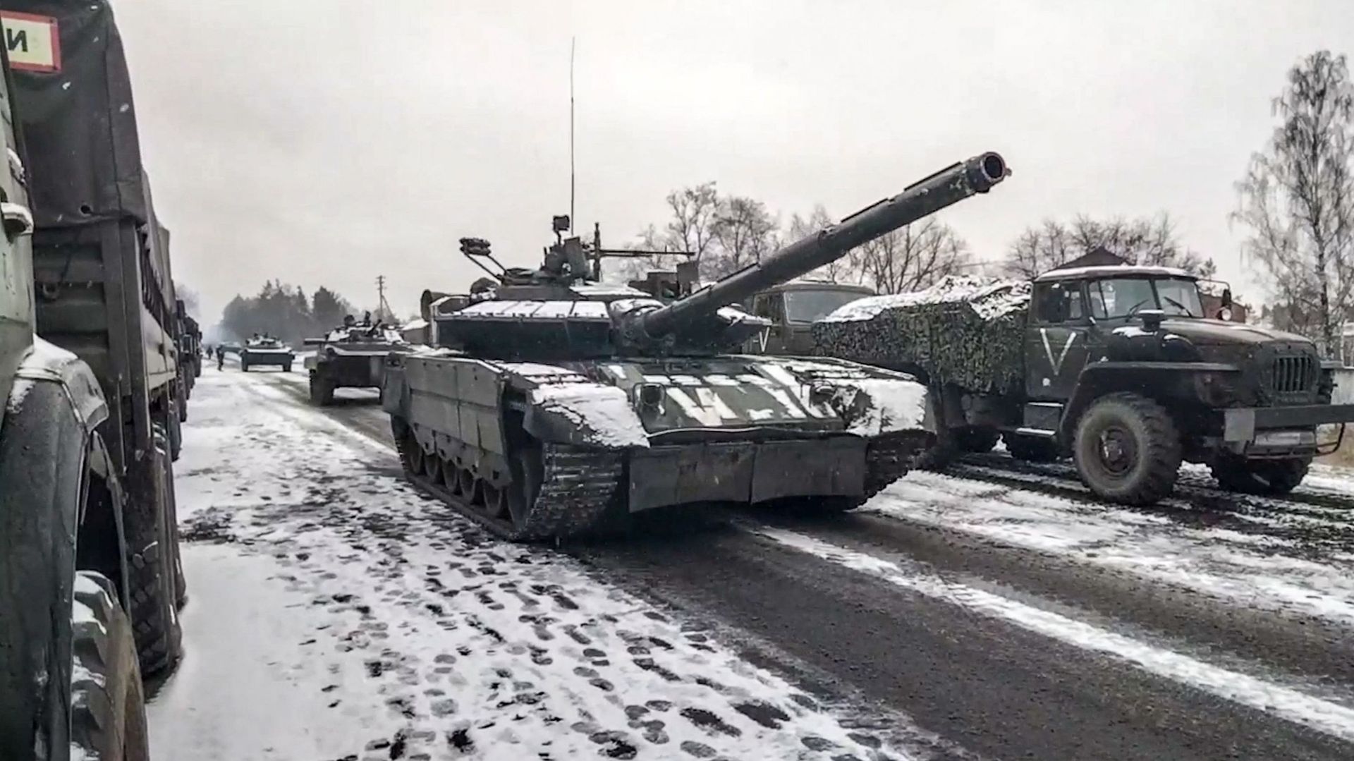 Capture d’écran d’une vidéo du ministère russe de la Défense montrant des tanks russes dans la région de Kyiv.