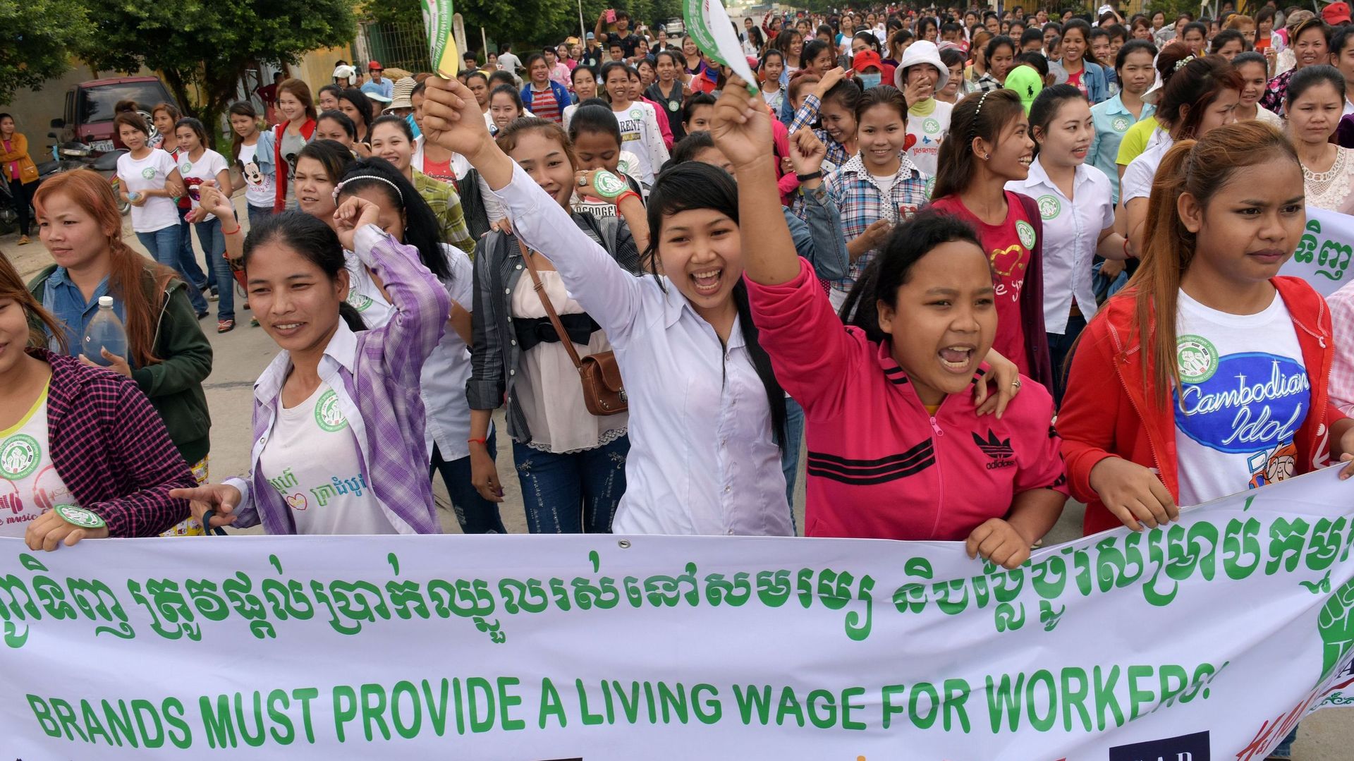 Des travailleuses du textile manifestent devant une usine du Cambodge pour réclamer un salaire vital le 7 octobre 2017.