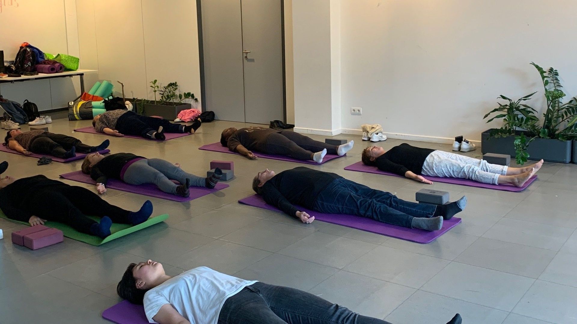 Cours de Yoga dans une salle de réunion au CPAS de Bruxelles 