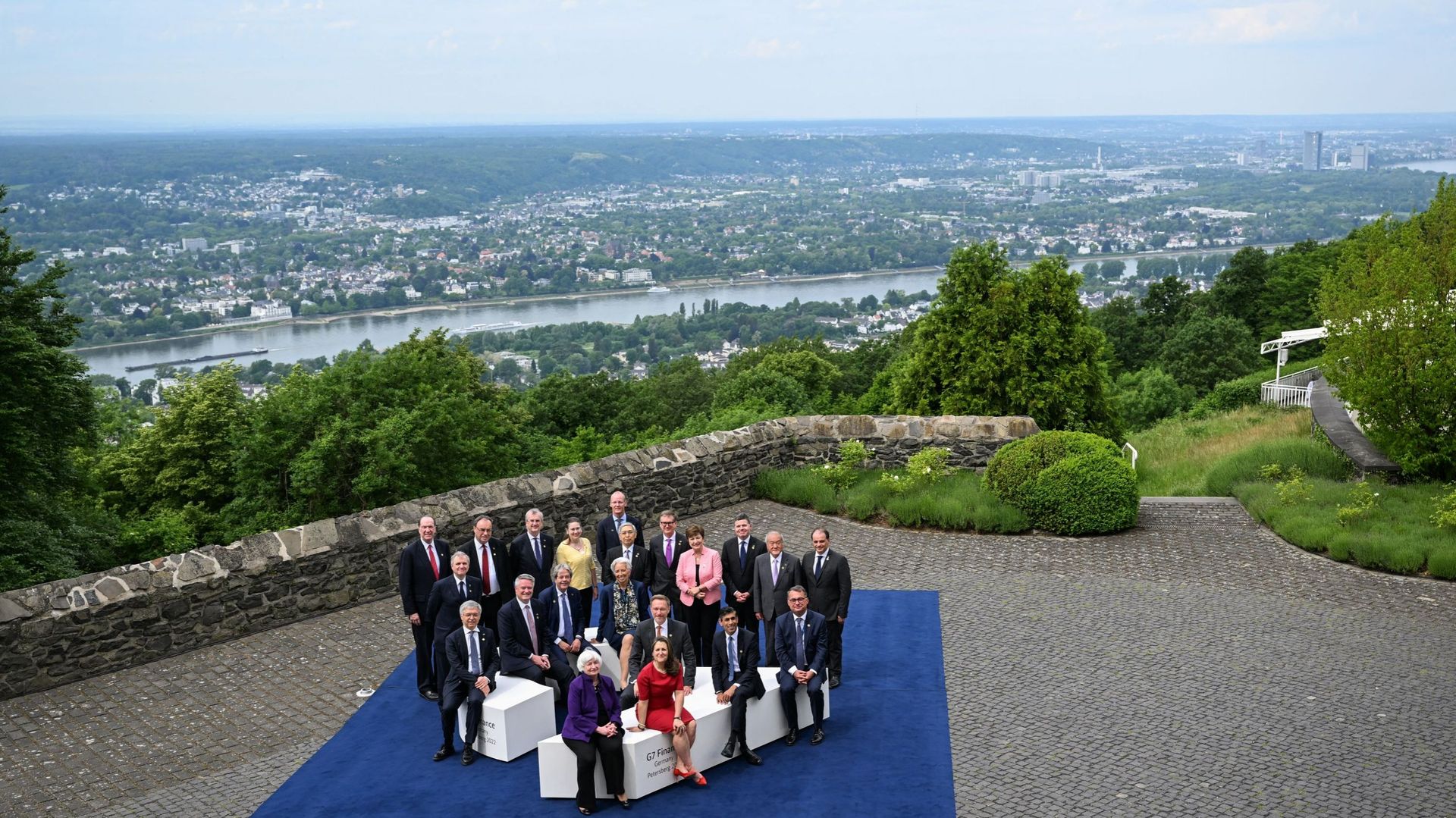 Ministres des finances du G7 posent devant la vallée du Rhin, près de Bonn, en Allemagne (19 mai)