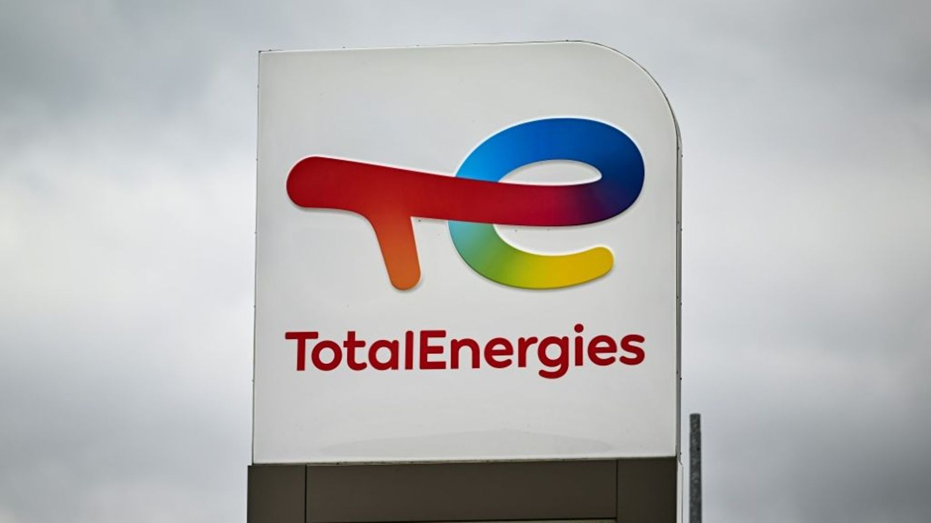 La multinationale pétrolière TotalEnergies est visée depuis décembre 2021 par une enquête pour "pratiques commerciales trompeuses" dans le domaine de l’environnement