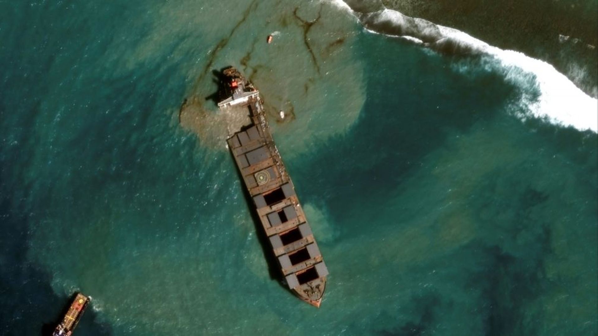 Image diffusée par Maxar Technologie le 18 août 2020 du vraquier MV Wahashio qui s'est brisé en deux au large des côtes de l'Ile Maurice