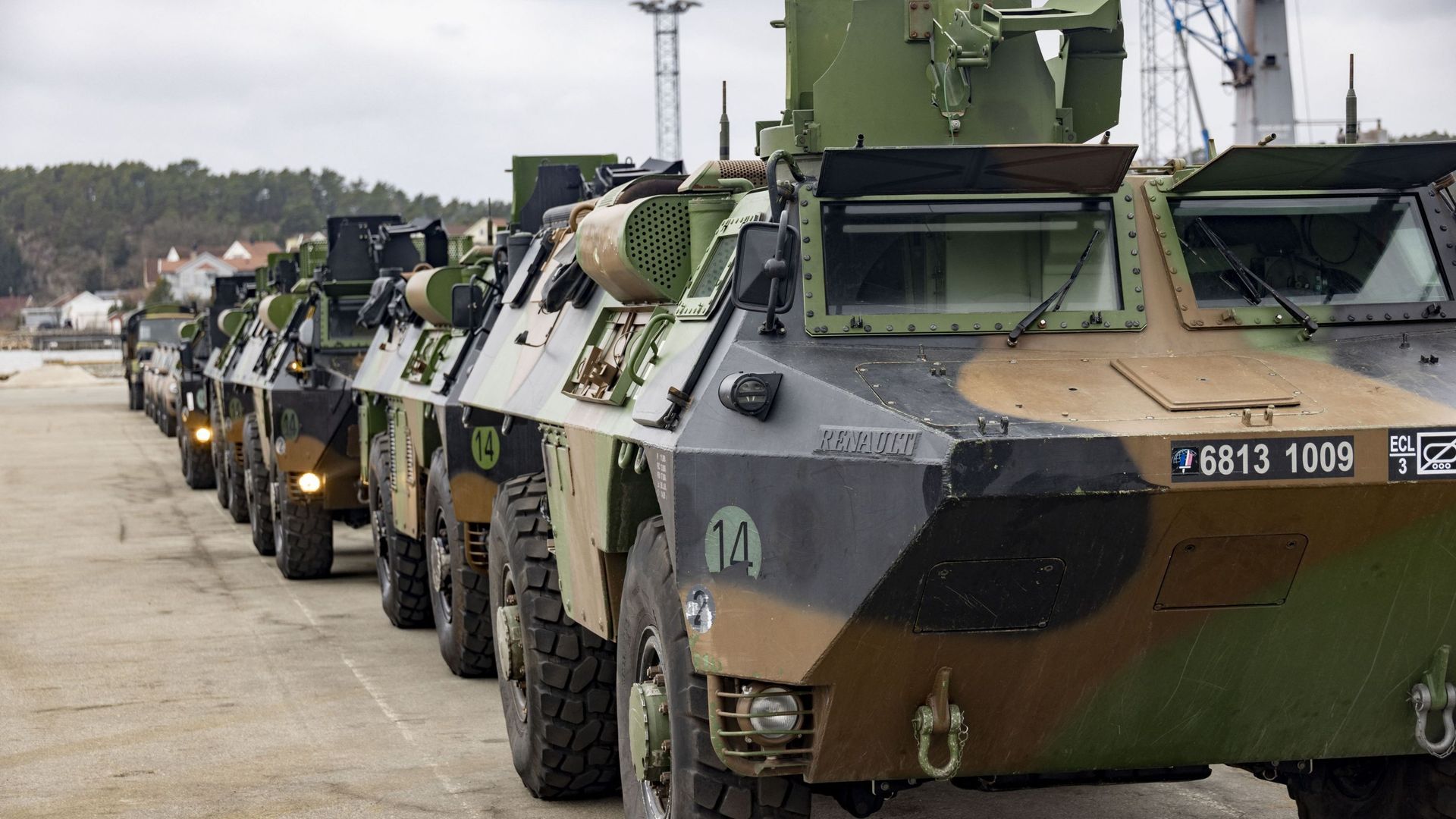 Des véhicules blindés de la brigade de la force de réaction rapide de l’OTAN en Norvège pour l’exercice militaire Cold Response 22 arrivent à Borg Havn à Fredrikstad, en Norvège, le 10 mars 2022.